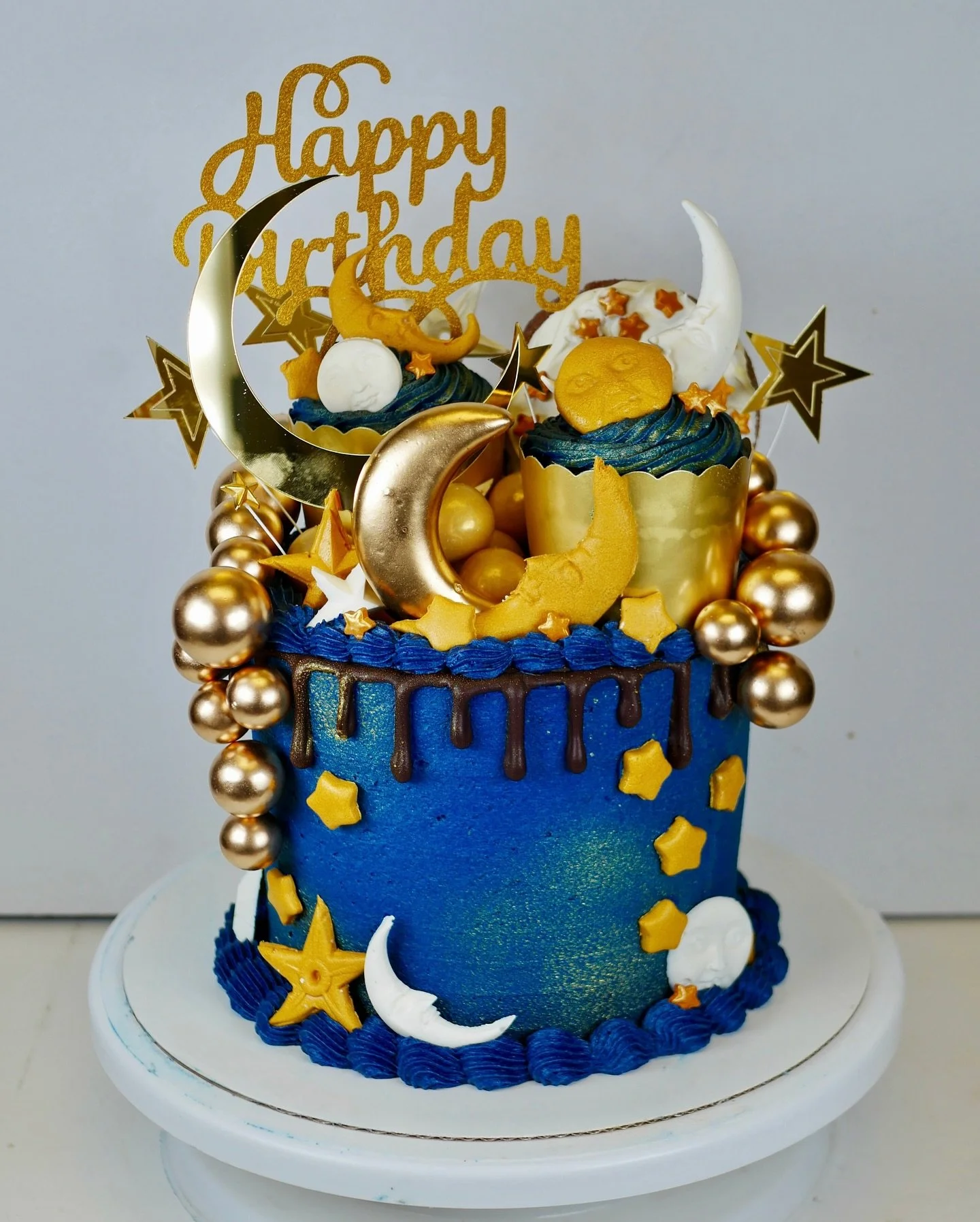 December birthday cake ✨💫🌒🌟.
.
.
.
.
#birthdaycake #cake #customcakes #sweets #dessert #cakecakecake #yum #yummy #cakedecorating #cakes  #eatingfortheinsta #foodie #baking #cakedecoration #buttercreamcake #cakesofinstagram #newyorkcity #nyc