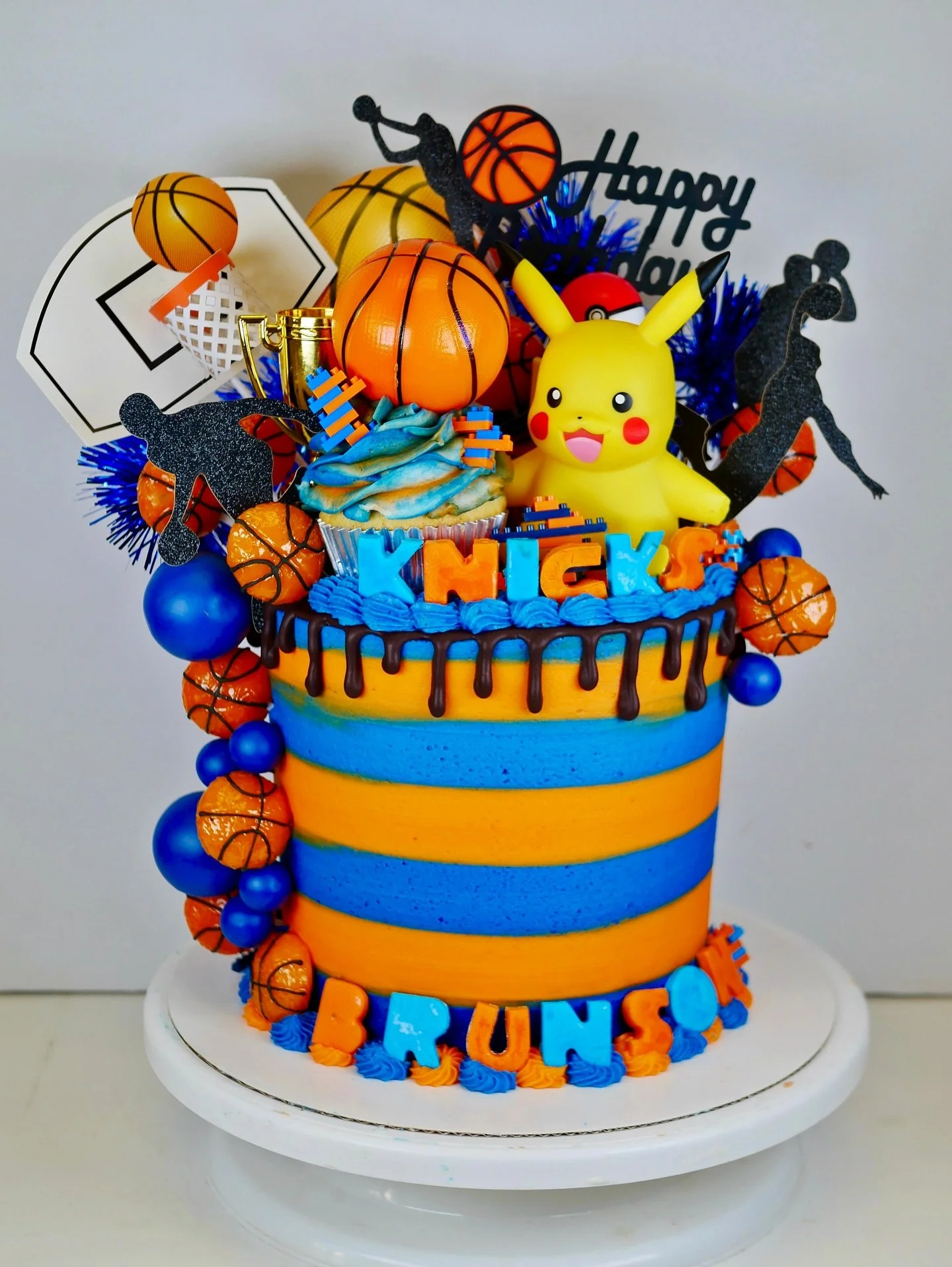 Knicks x Pok&eacute;mon cake 🏀⛹🏻&zwj;♂️.
.
.
.
.
#cakedecorating #cake #birthdaycake  #sweets #yummy #eatingfortheinsta #cakecakecake #cakesofinsta #foodie #dessert #baking #buttercream #cakegram #instacake #knicks #pokemon #cakeoftheday #cakesofin