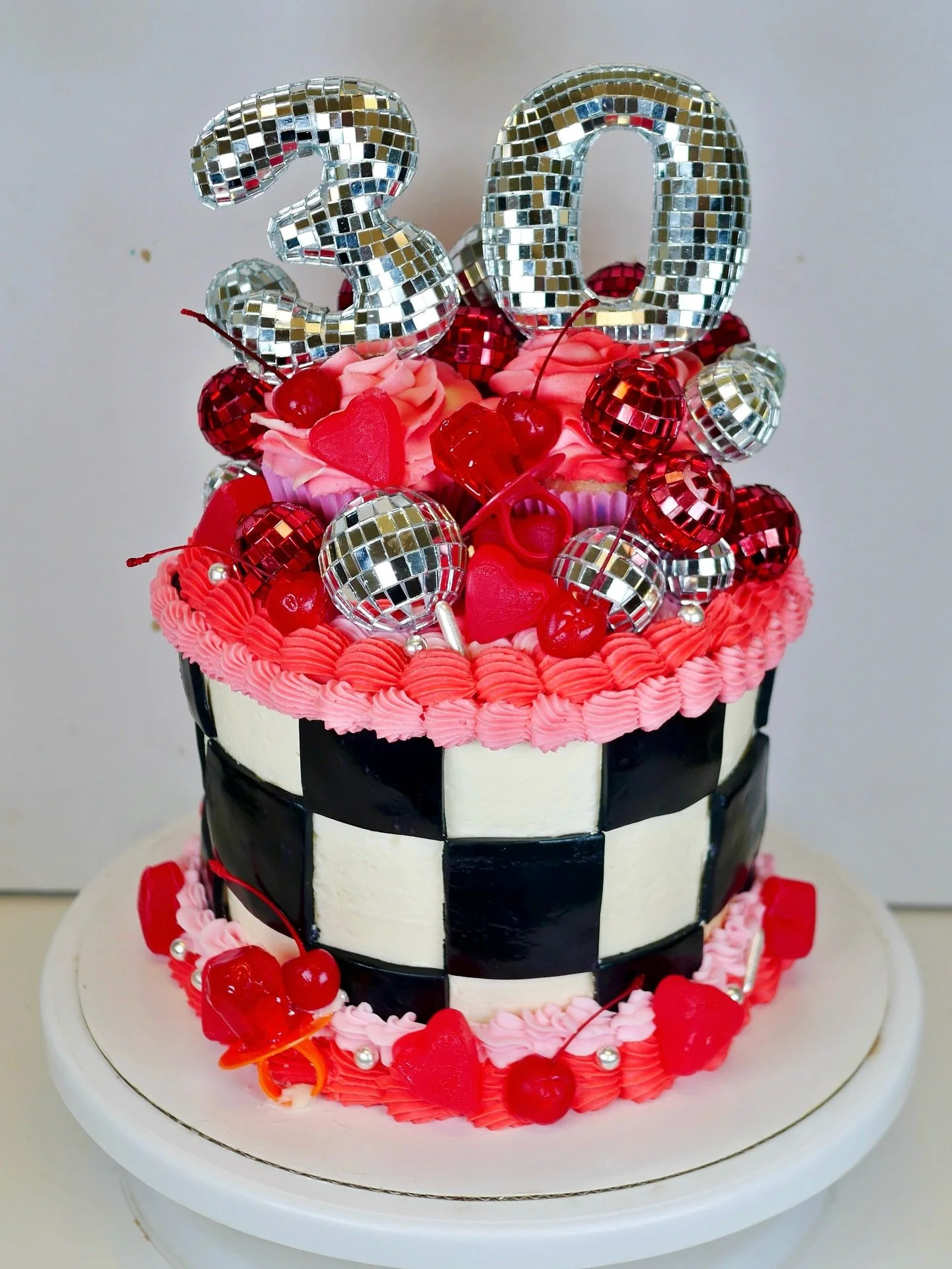 Disco cake on the outside &amp; swipe to see the inside 🍒🪩💃🏼.
.
.
.
.
#birthdaycake #cake #customcakes #sweets #dessert #cakecakecake #yum #yummy #cakedecorating #cakes  #eatingfortheinsta #foodie #baking #cakedecoration #buttercreamcake #cakesof