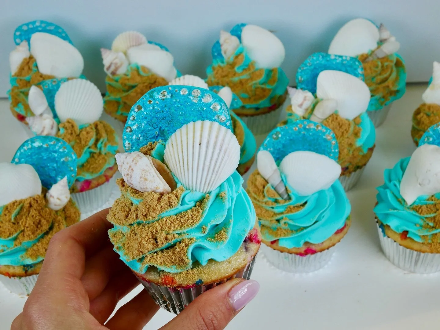 The perfect beach snack ☀️🌊🏖️ .
.
.
.
.
#cakedecorating #cupcakes #sweets #yummy #eatingfortheinsta #cupcake #foodie #dessert #baking #instacake #cakesofinstagram #cupcakedecoration #customcupcakes