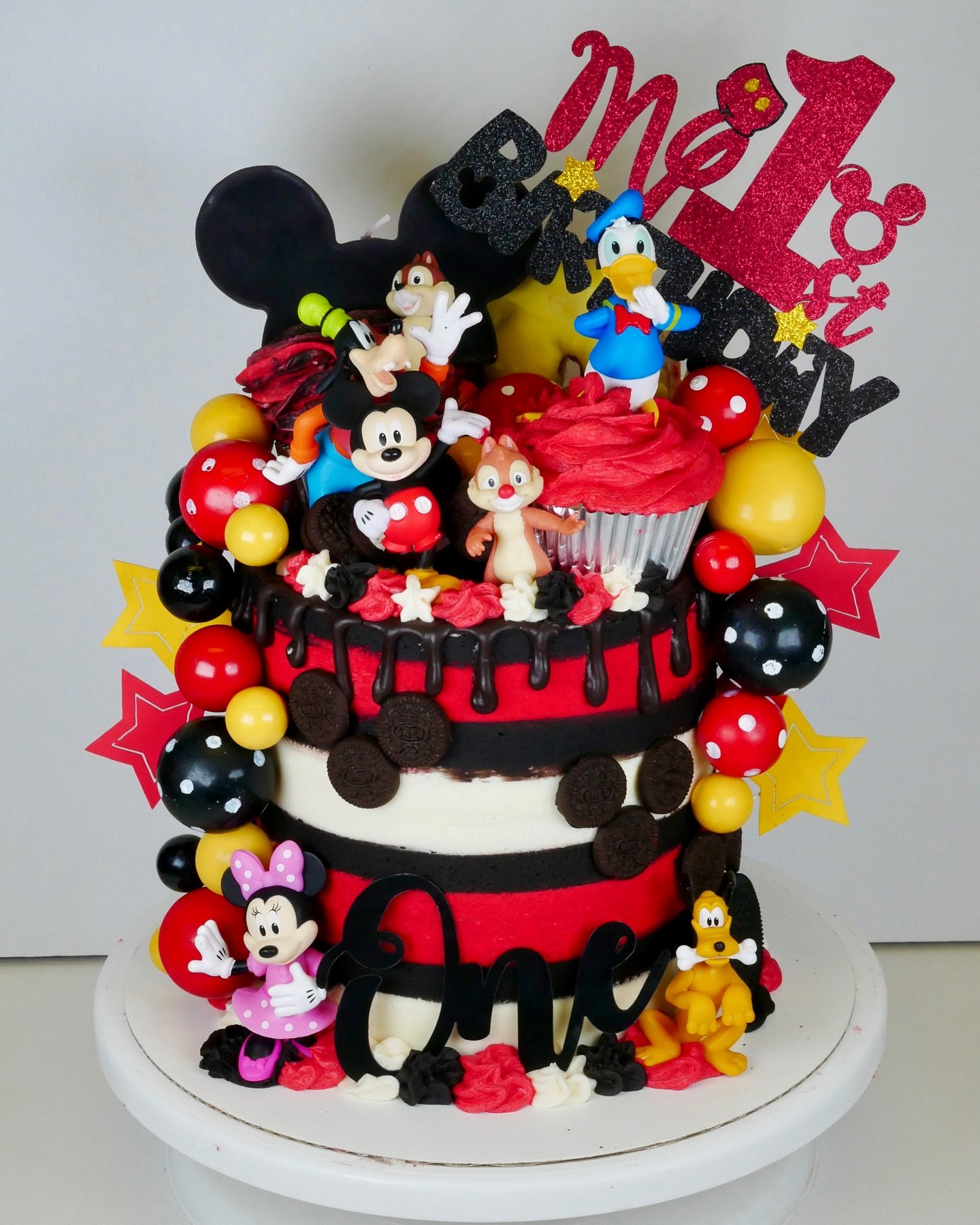 Mickey Mouse &amp; Friends 1st birthday 🥳.
.
.
.
.
#birthdaycake #cake #customcakes #sweets #dessert #cakecakecake #yum #yummy #cakedecorating #cakes  #eatingfortheinsta #foodie #baking #cakedecoration #buttercreamcake #cakesofinstagram #mickey #mic