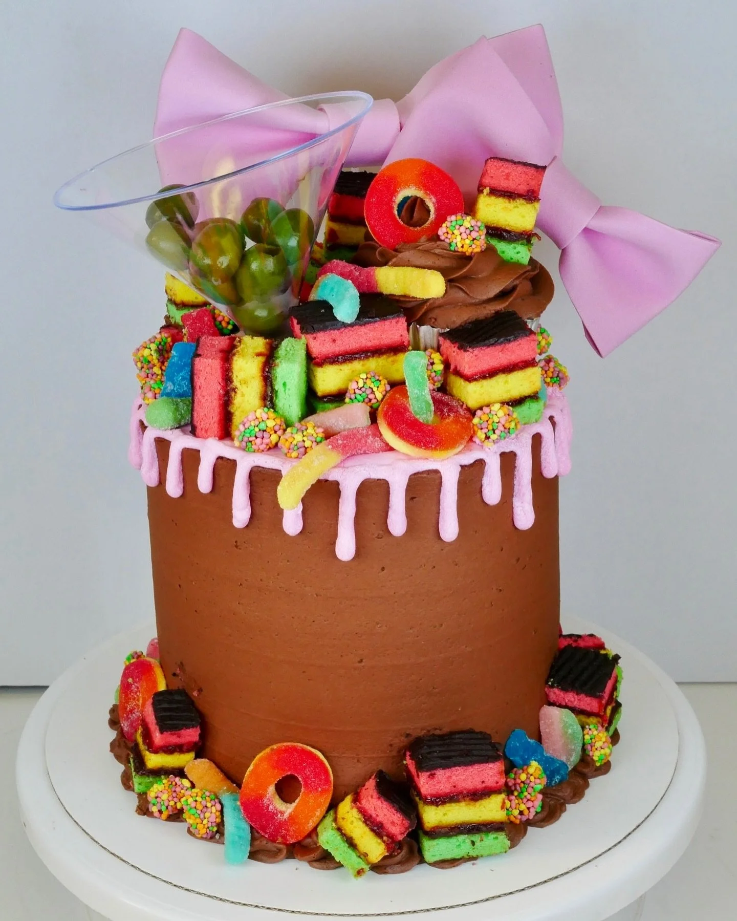 Martini &amp; bows 🍸🎀.
.
.
.
.
#birthdaycake #cake #customcakes #sweets #dessert #cakecakecake #yum #yummy #cakedecorating #cakes  #eatingfortheinsta #foodie #baking #cakedecoration #buttercreamcake #cakesofinstagram