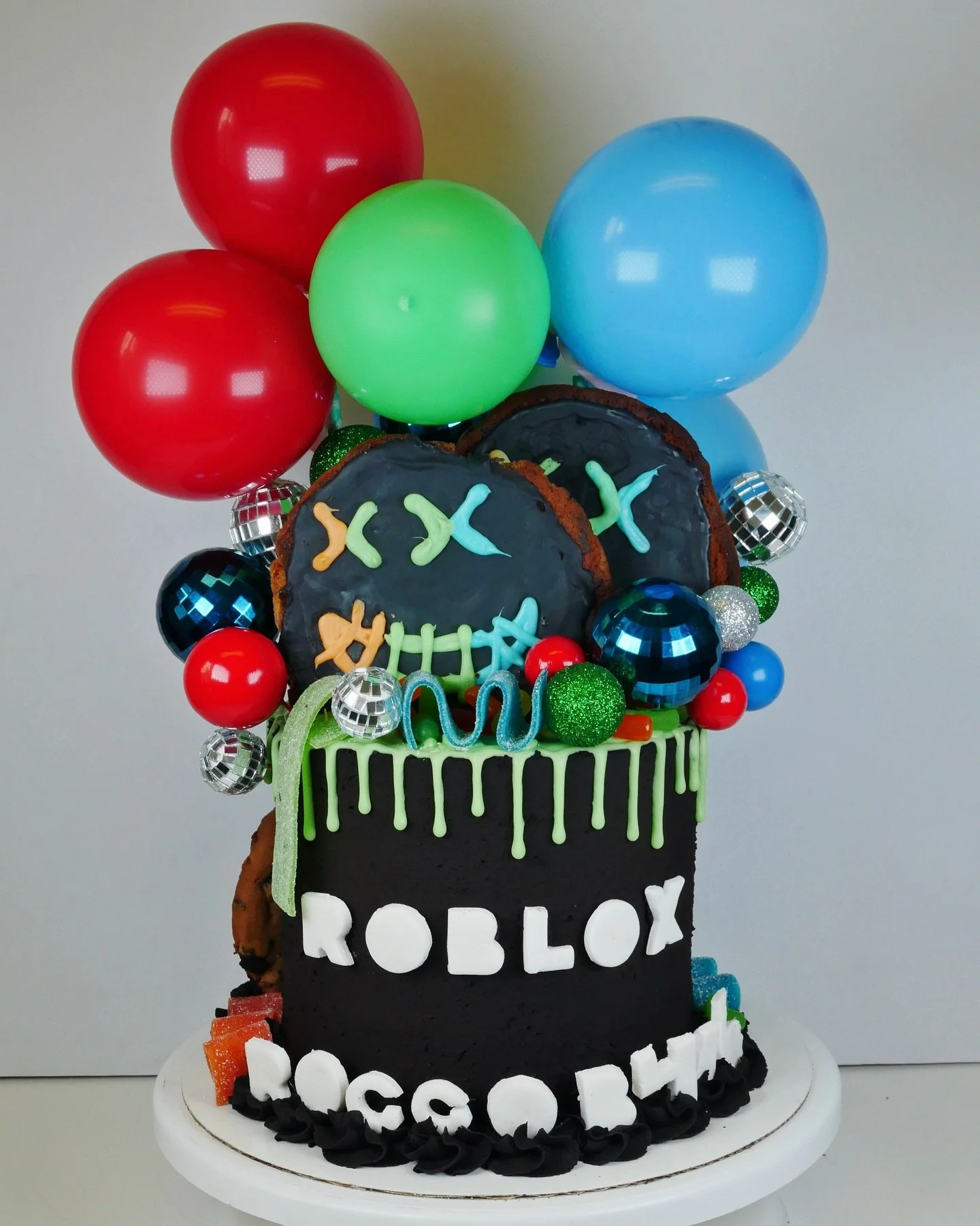 Roblox cake 🖤.
.
.
.
#birthdaycake #cake #customcakes #sweets #dessert #cakecakecake #yum #yummy #cakedecorating #cakes  #eatingfortheinsta #foodie #baking #cakedecoration #buttercreamcake #cakesofinstagram #newyorkcake #newyorkcity #nyc #roblox #ro