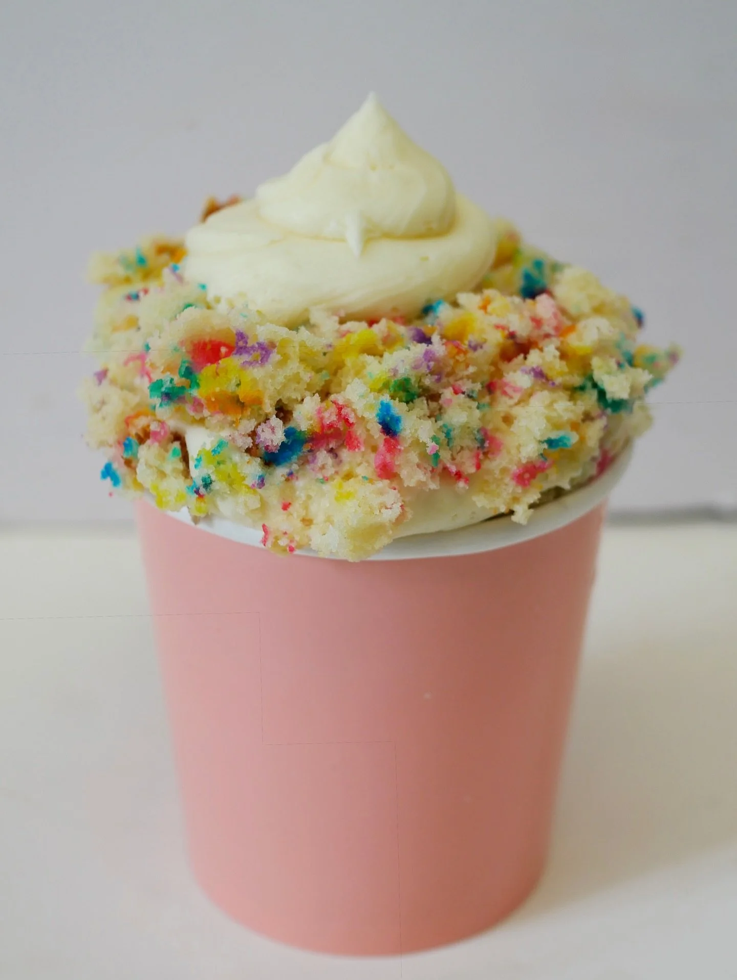 Funfetti cake &amp; vanilla buttercream cake pint 🌈🧁💖.
.
.
.
.
#cake #sweets #yummy #eatingfortheinsta #cakecakecake #foodie #dessert #baking #buttercream #instacake #baker #yum #desserts