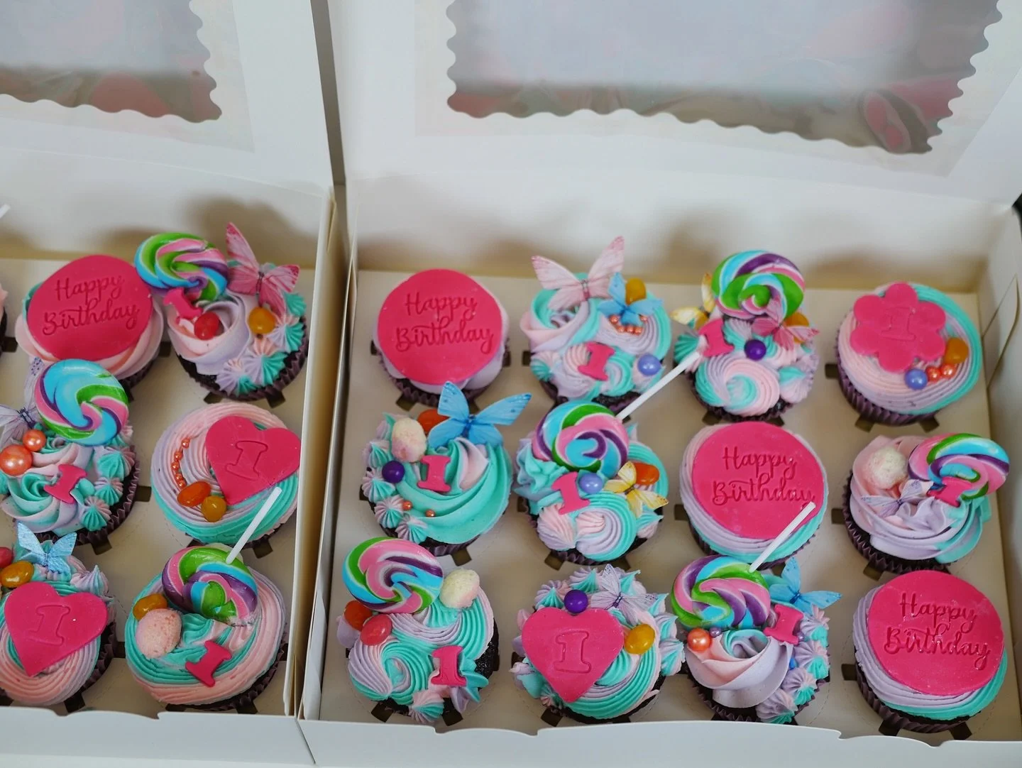 A super sweet 1st birthday 💕🦋🦄.
.
.
.
.
#cakedecorating #cupcakes #sweets #yummy #eatingfortheinsta #cupcake #foodie #dessert #baking #instacake #cakesofinstagram #cupcakedecoration #customcupcakes #birtbdaycupcakes #1stbirthday