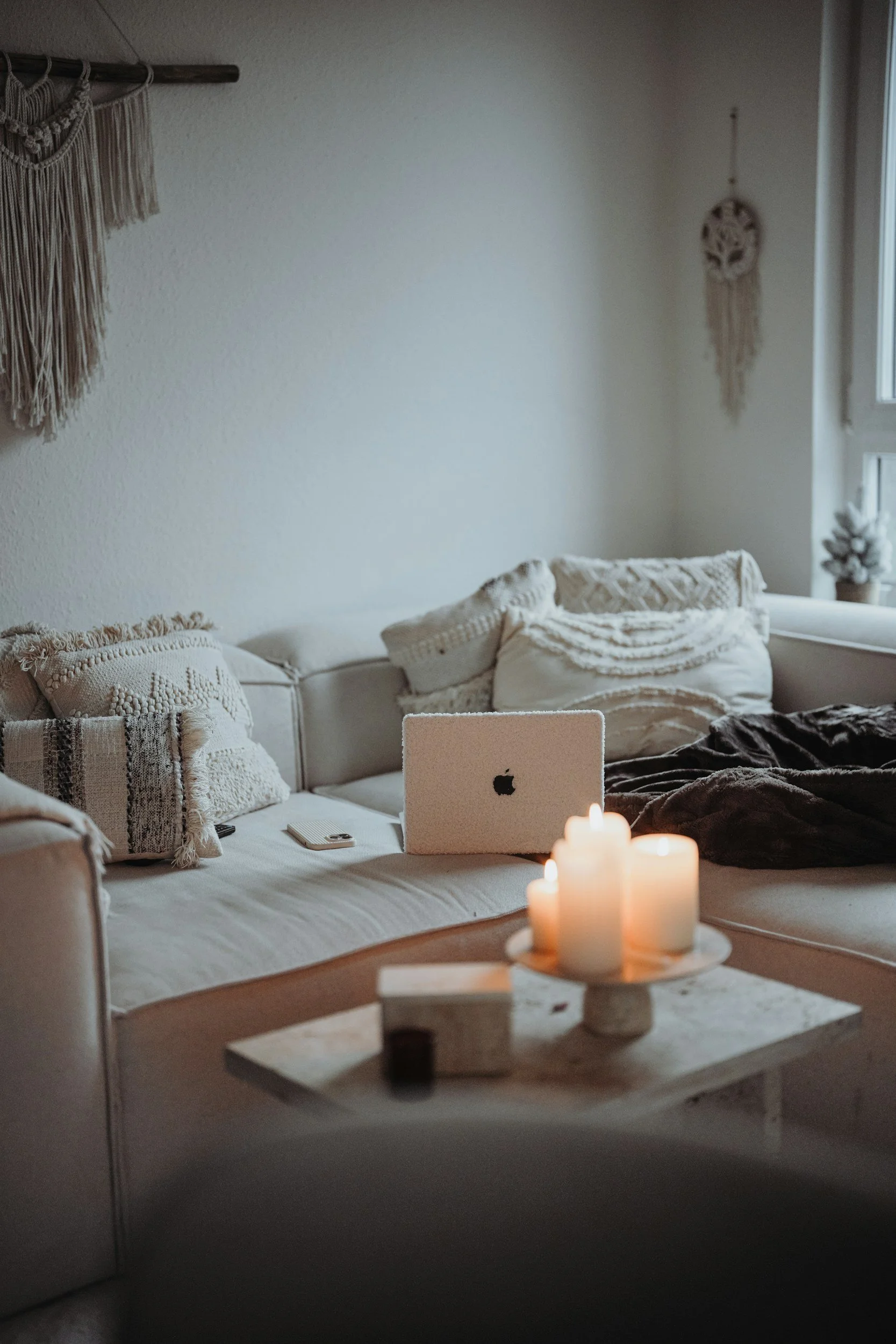 Laptop on a table where Natalie Seigne offers online sessions, including psychic mediumship, intuitive readings and life guidance. A virtual space supporting clients seeking clarity, emotional healing and grounded spiritual support.
