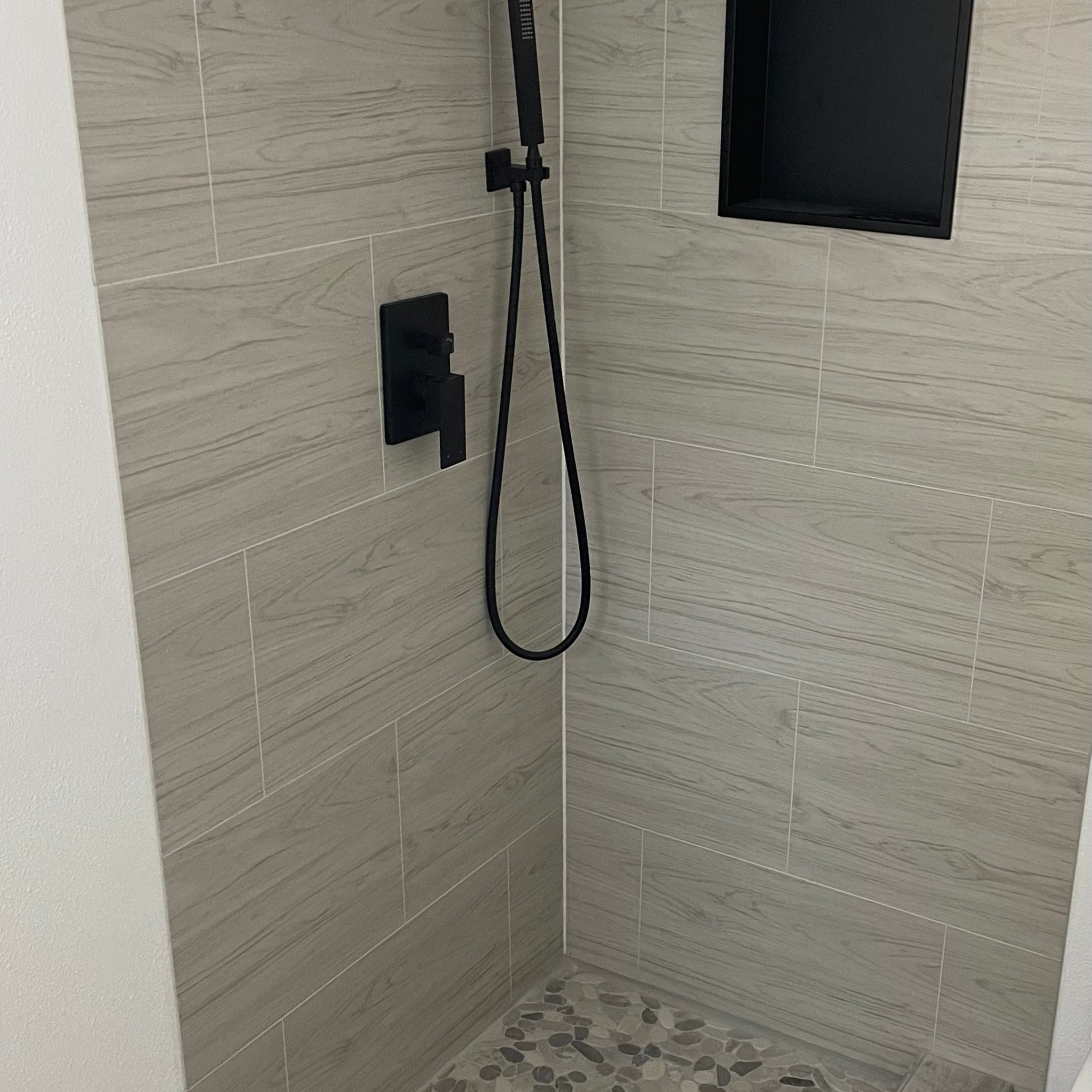 Tile shower with niche