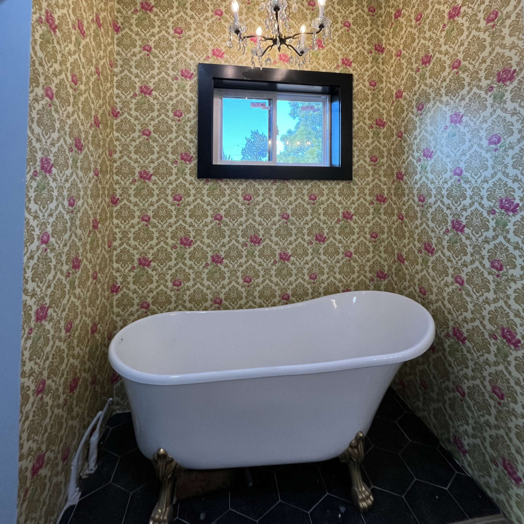 Wallpaper tub nook with clawfoot tub