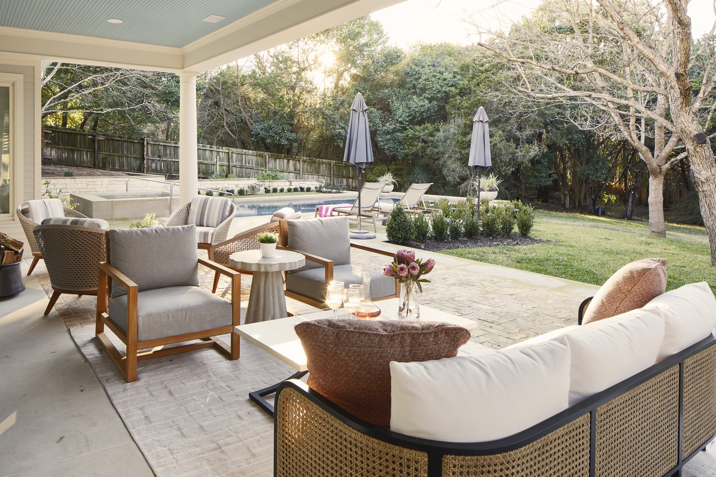 24_OutdoorPorch_Avery.jpg