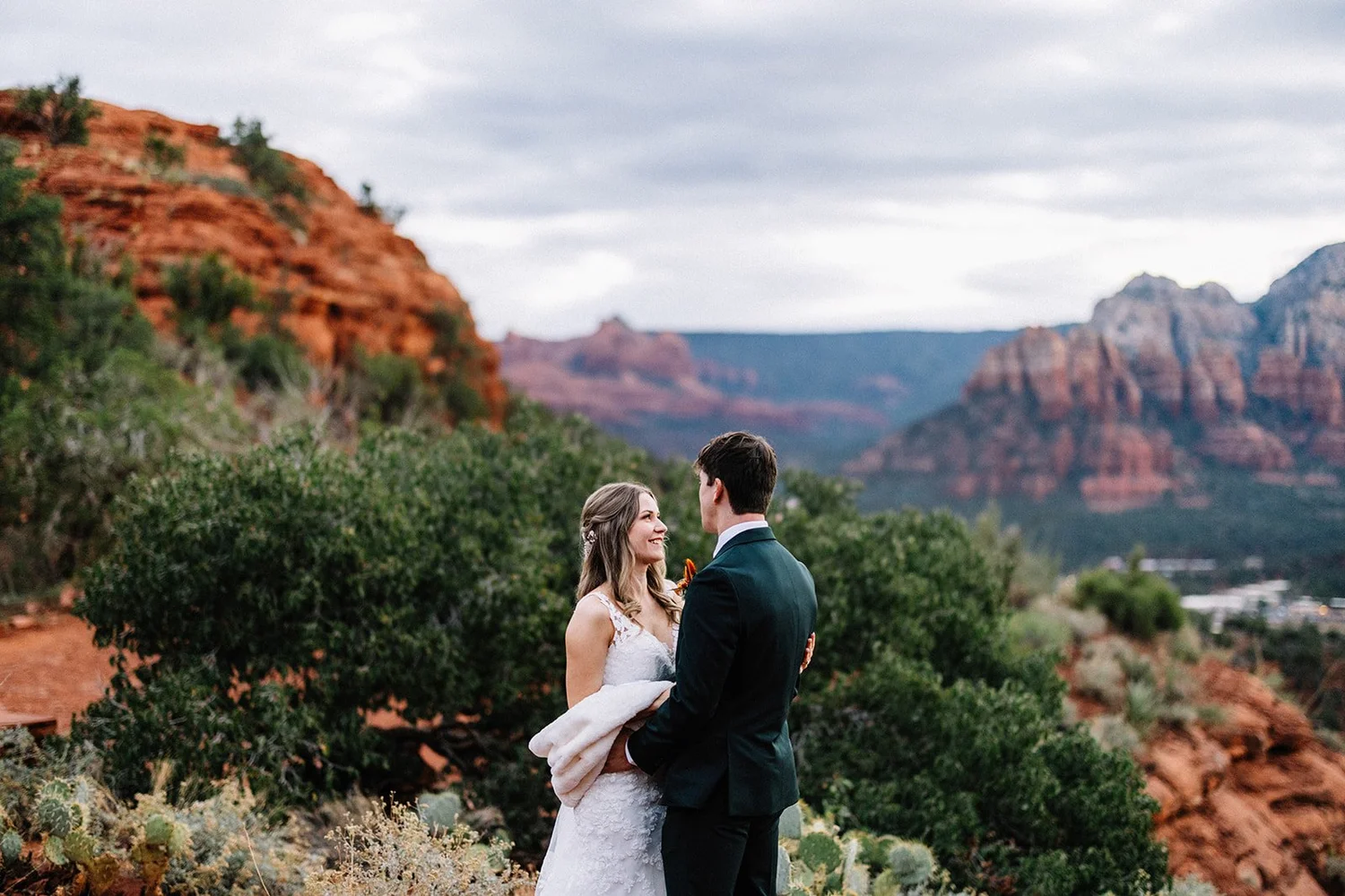 Wide landscape Sedona elopement by AJ Photography