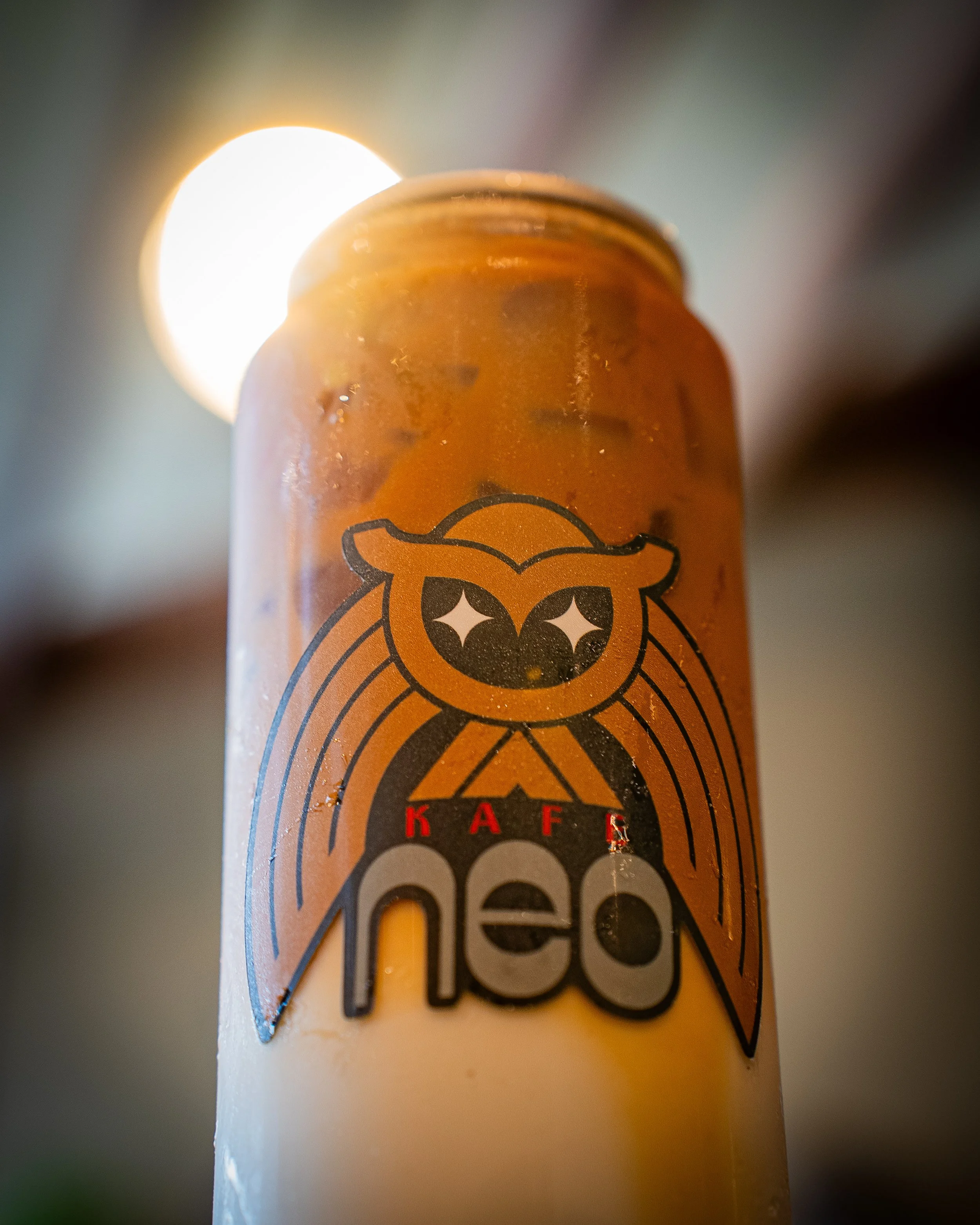 Close-up of a beverage can with a bear illustration and the brand name "KAFF" visible, and the can's top liquids near the opening.
