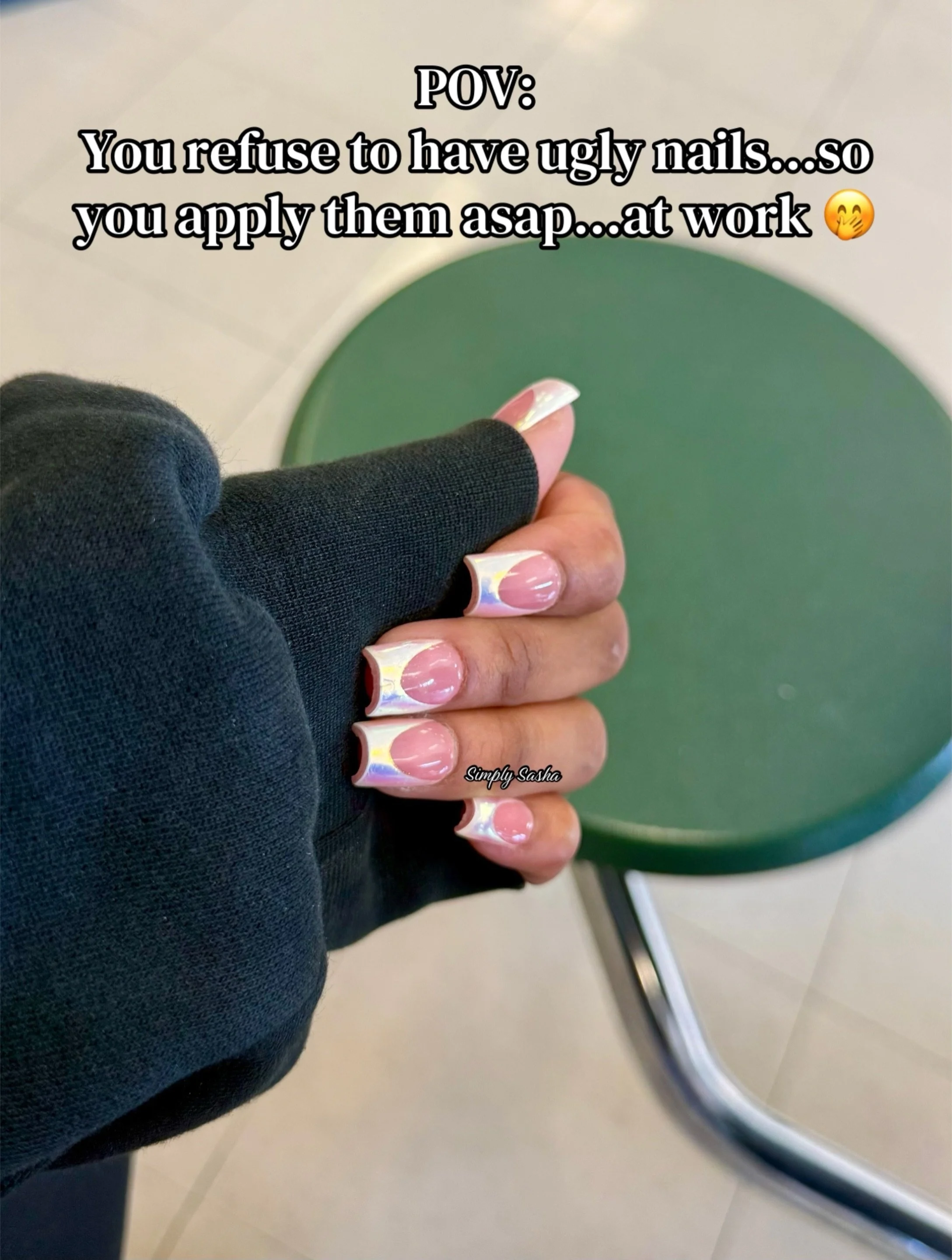 Let&rsquo;s face the facts some of us feel naked in our natural (often times crusty 😂) nails. So who is anyone to judge a girl for getting right at anytime &amp; any place. Not I! 🙂&zwj;&harr;️ I&rsquo;ll tell you that much. 

This happens to be he