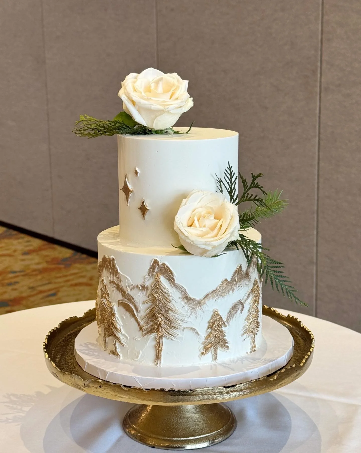 Golden mountains and trees for A &amp; Z to round out our winter wedding season last weekend. 🗻✨