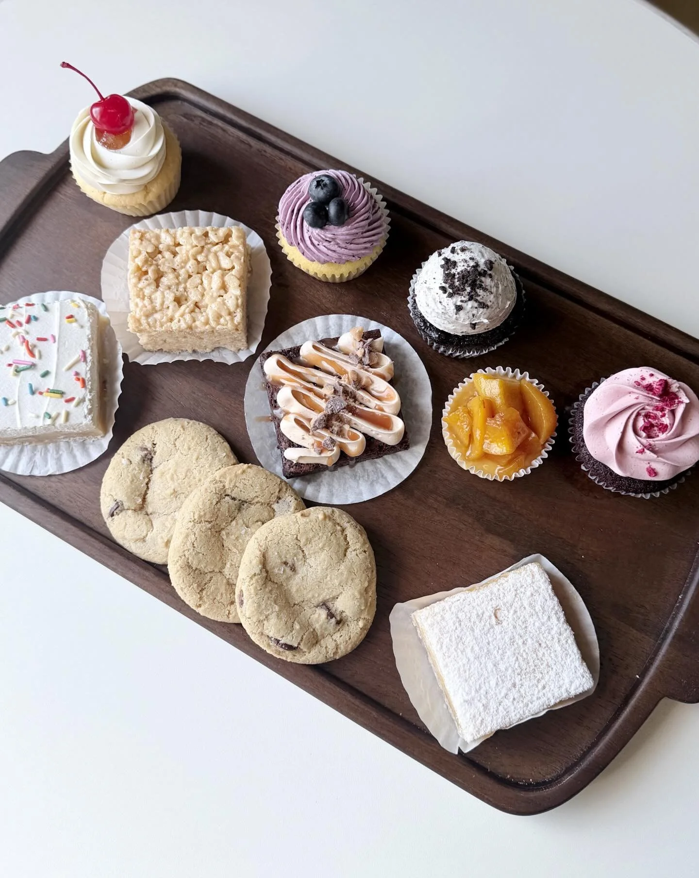 Open for retail this weekend! Stop in Friday 10am-4pm and Saturday 10am-2pm! 

Menu 4/17 &amp; 18 
Pina colada cupcakes 
Lemon blueberry cupcakes
Chocolate cookies &amp; cream cupcakes
Red velvet raspberry cupcakes
Cream cheese sugar cookie bars
Lemo