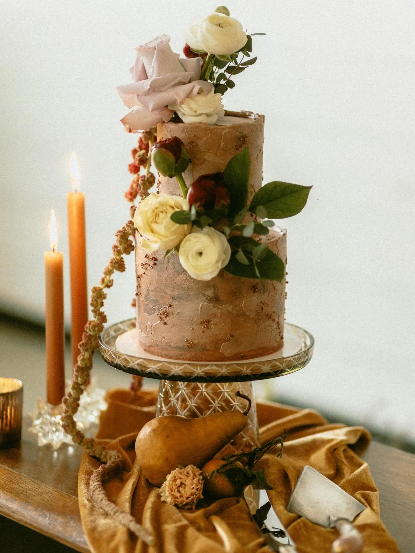 No retail this weekend due to my wedding schedule, sorry friends! We&rsquo;ll be back next weekend and then again for Mother&rsquo;s Day on 5/9.

In the meantime please enjoy this absolutely *chefs kiss* perfect photo of my own wedding cake by @redwo