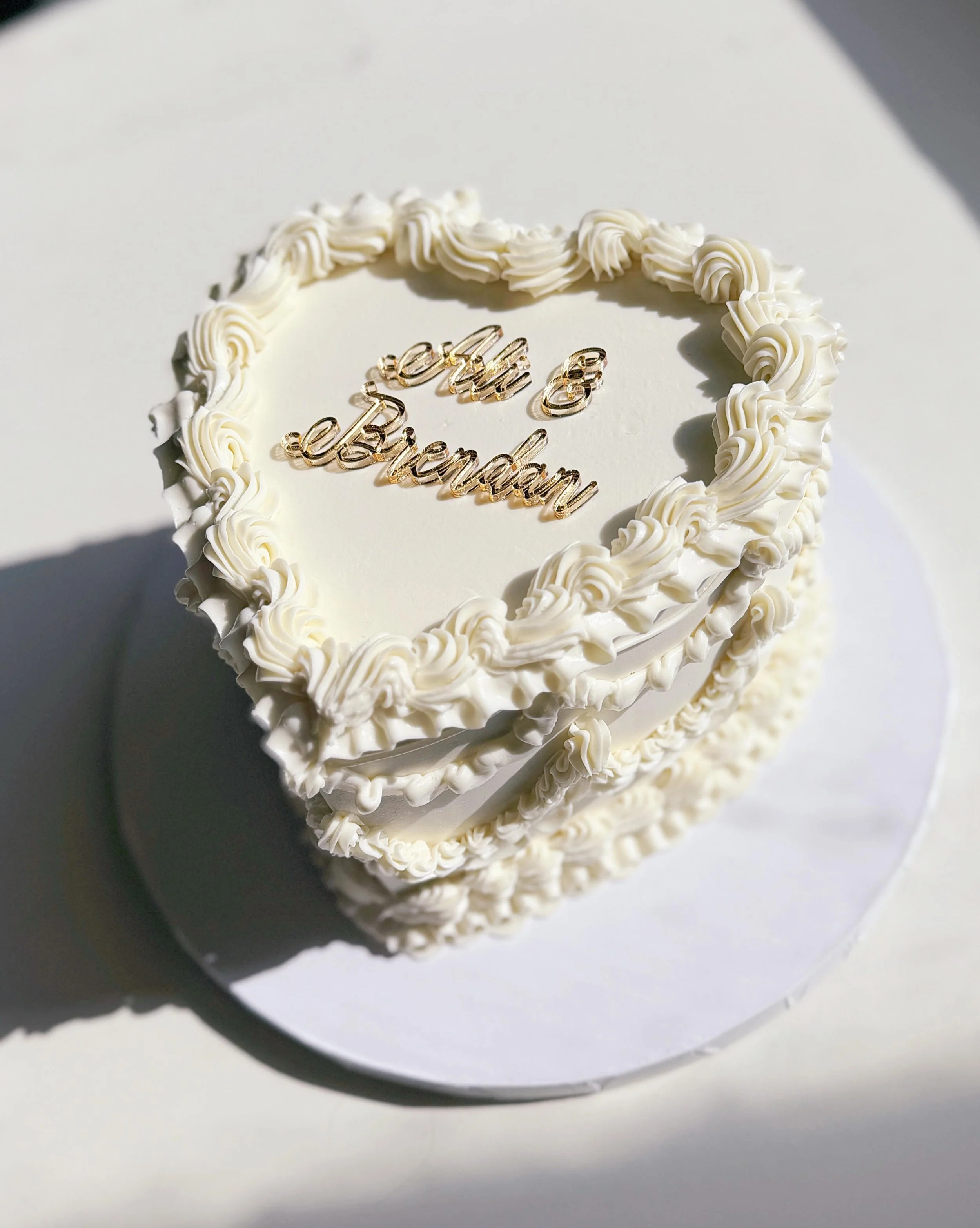Sweet little heart babe for Ali &amp; Brendan yesterday @thepavilionatorchardridgefarms 🤍

Also, can we have a moment for the most perfect custom acrylic topper from @merryandmademidwest &hellip;.Perfection!
