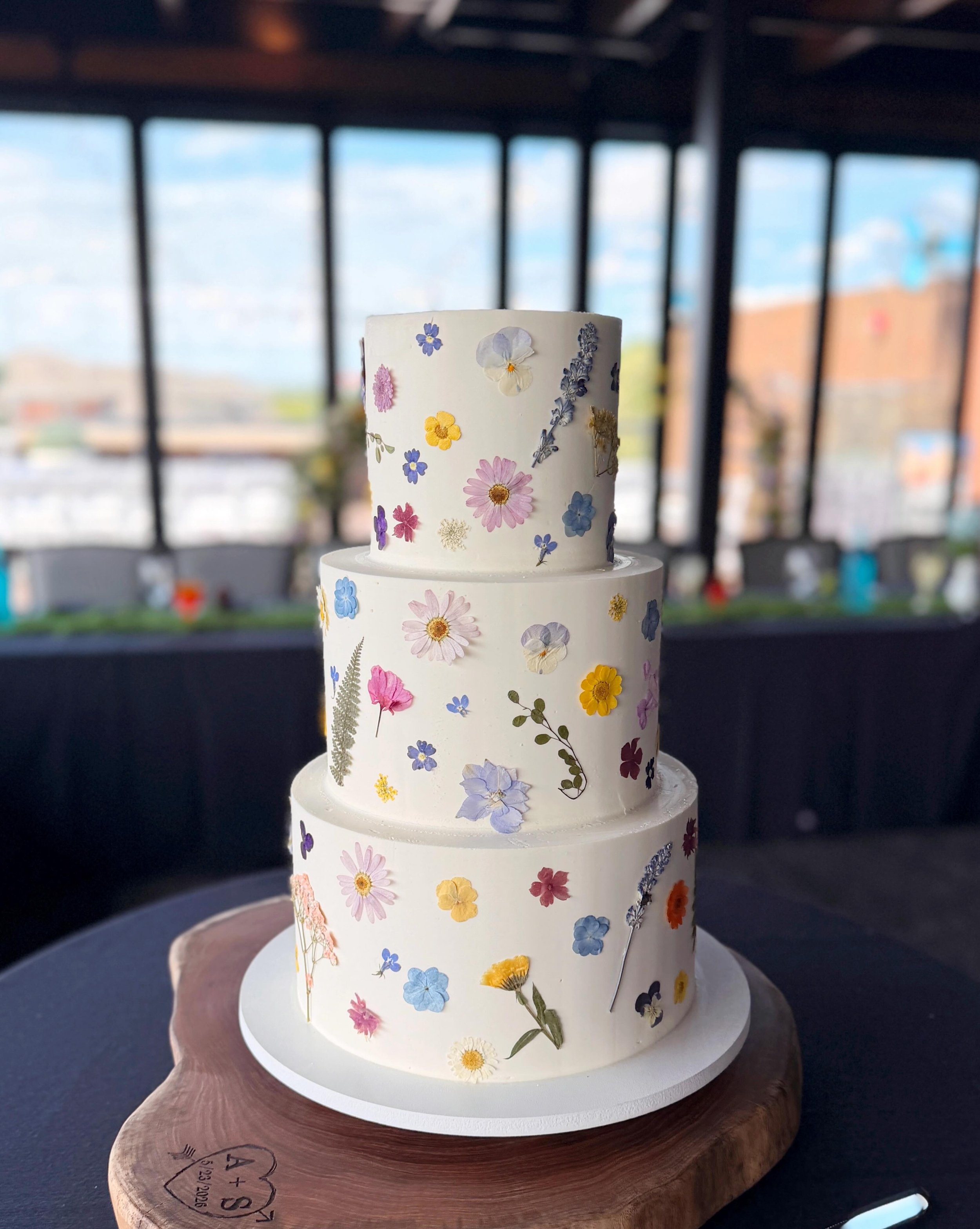 This pressed flower cake feels like something straight out of a fairy garden! So whimsical!
