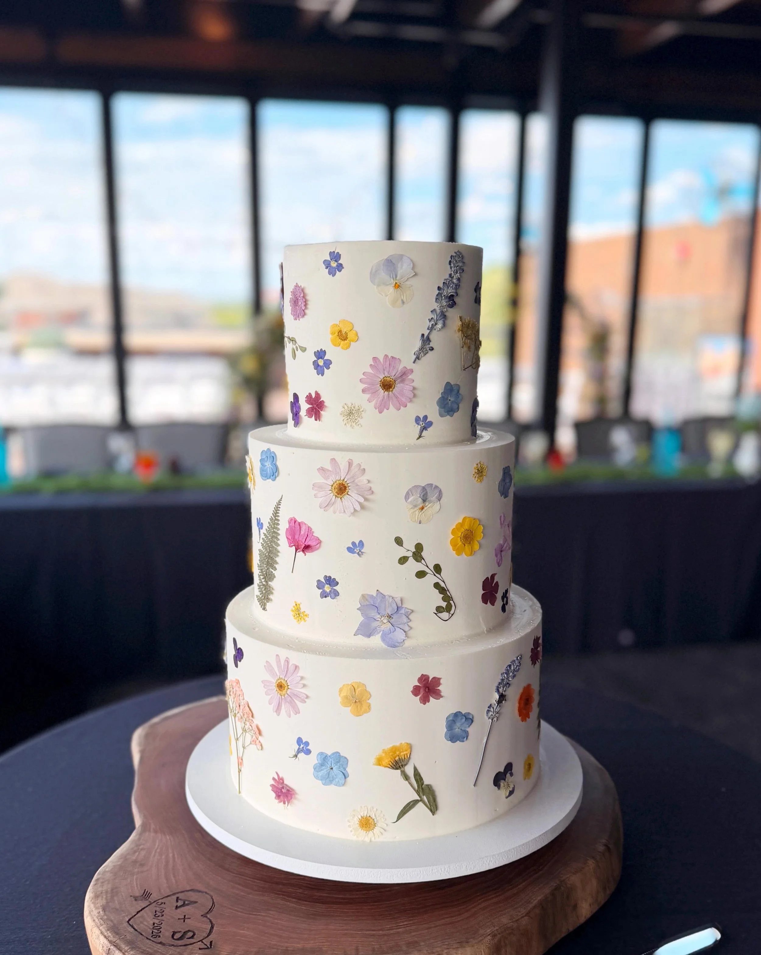 This pressed flower cake feels like something straight out of a fairy garden! So whimsical!