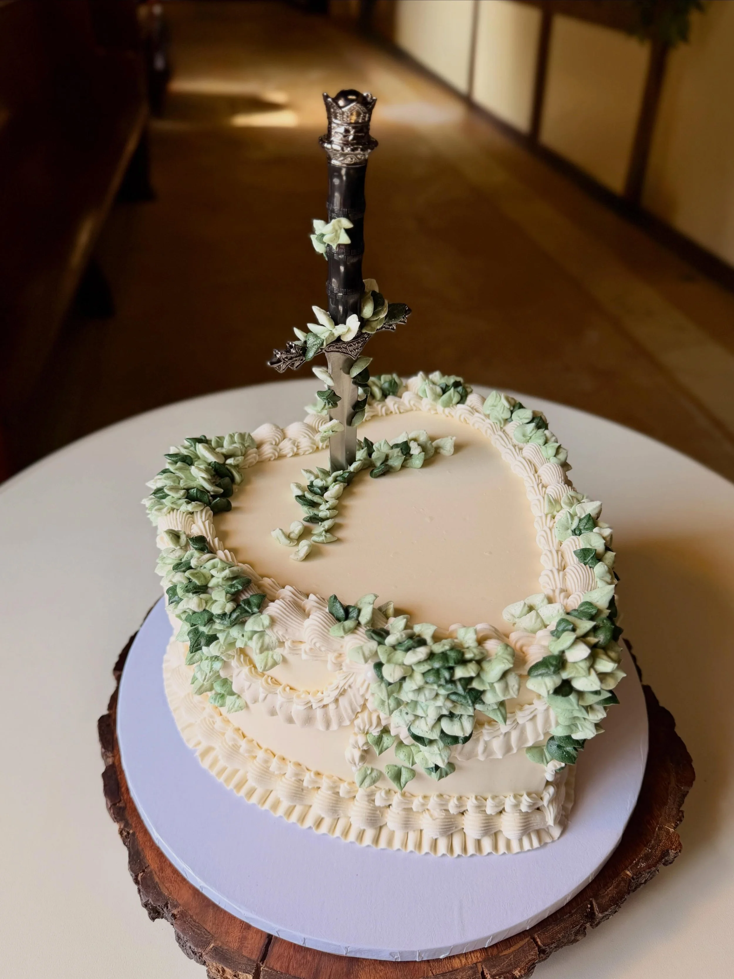 So many weddings this weekend and I didn&rsquo;t manage to take a single picture except for this one. Arguably the most epic cake of the weekend for a castle wedding. If you love LOTR then this cake might be the one. 
🍃🏰🗡️