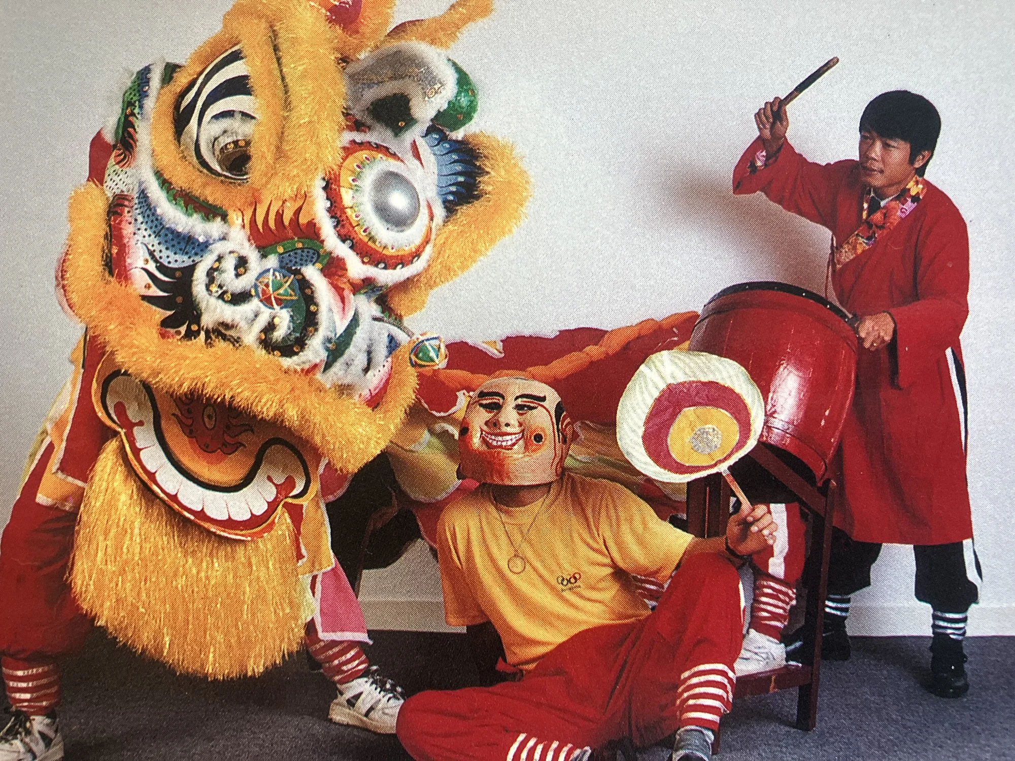 Musiciens de l’Ecole des Beaux Arts de Huế, Danseurs de Licorne (la licorne symbolize le bonheur et la richesse sur terre), photo de Michel Collin, 1993
