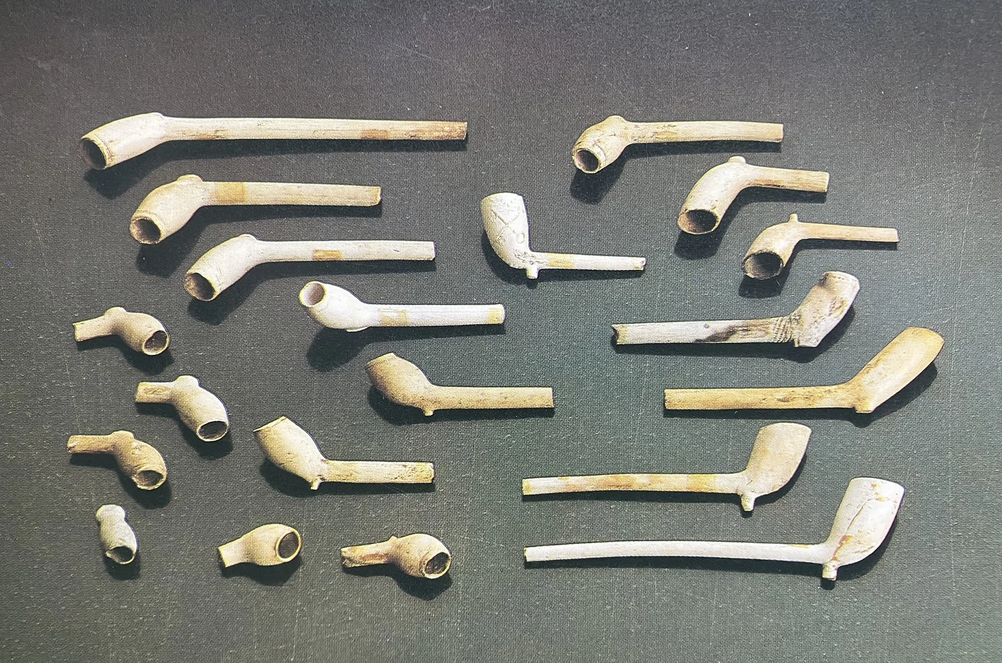 Ensemble de pipes de fouille en terra blanche, Angleterre, fin XVI-XVIII si Domingo Dado