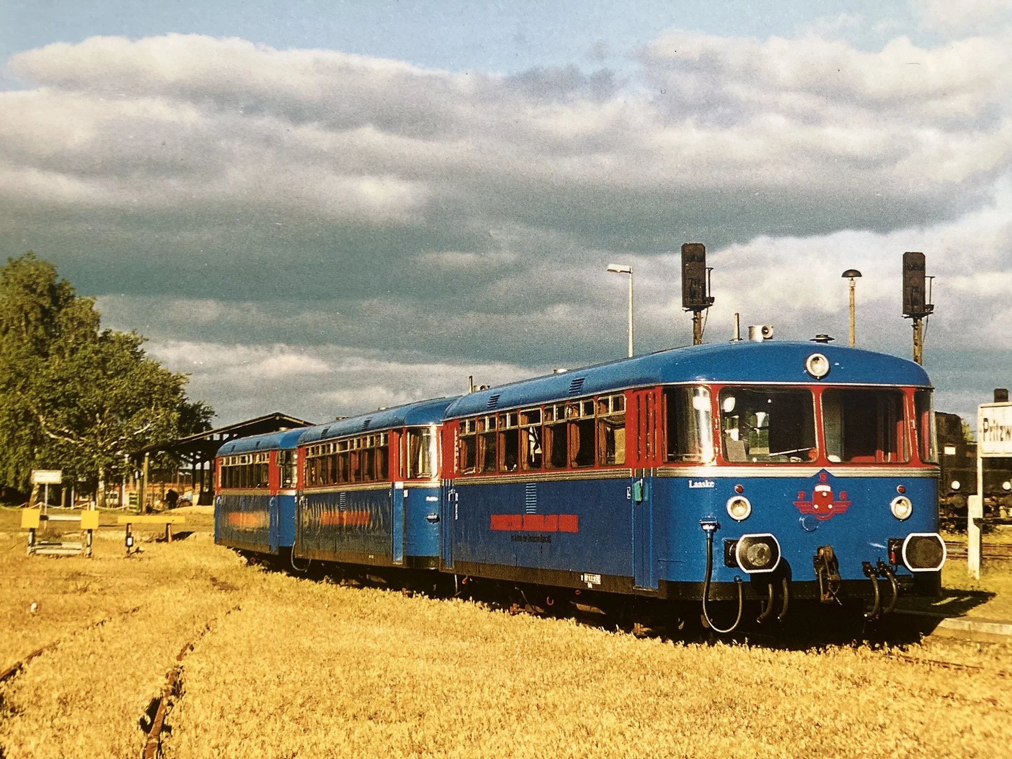 PEG T 2, “Laaske” (ex. DB798 610) sowie T 1 und T3 als RB 1419 nach Ankunft im Bf Pritzwalk, 31. 05. 1997. Foto: M. Kley, Berlin