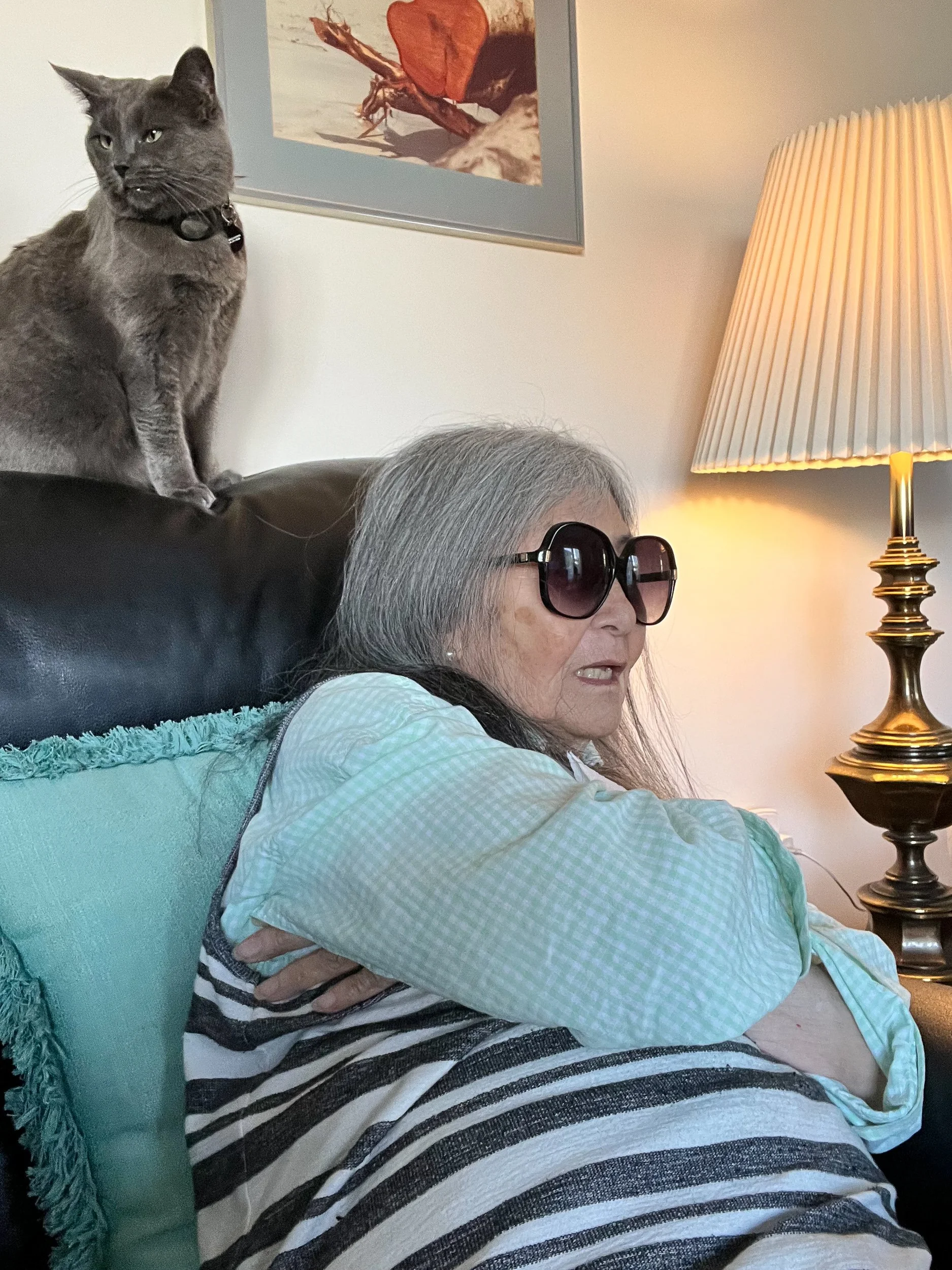 Omi and schatzi lazy boy.jpg