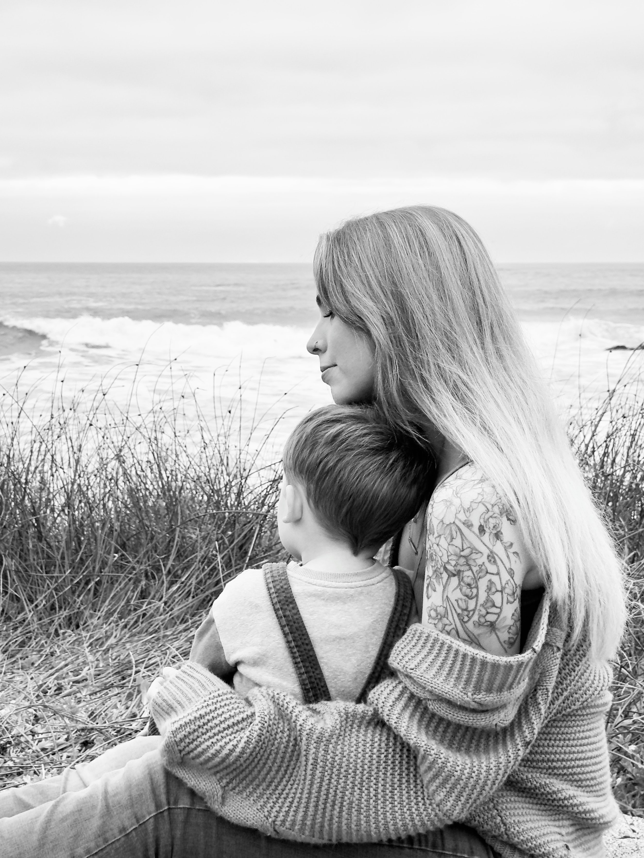 Birth doula in Portola Valley supporting families in the San Francisco Bay Area, pictured with her child outdoors