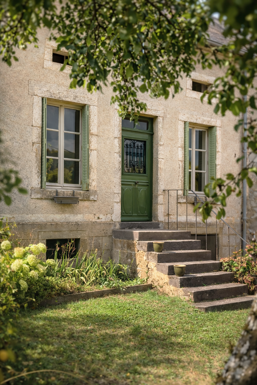 Franse Morvan boerderij met groene luiken