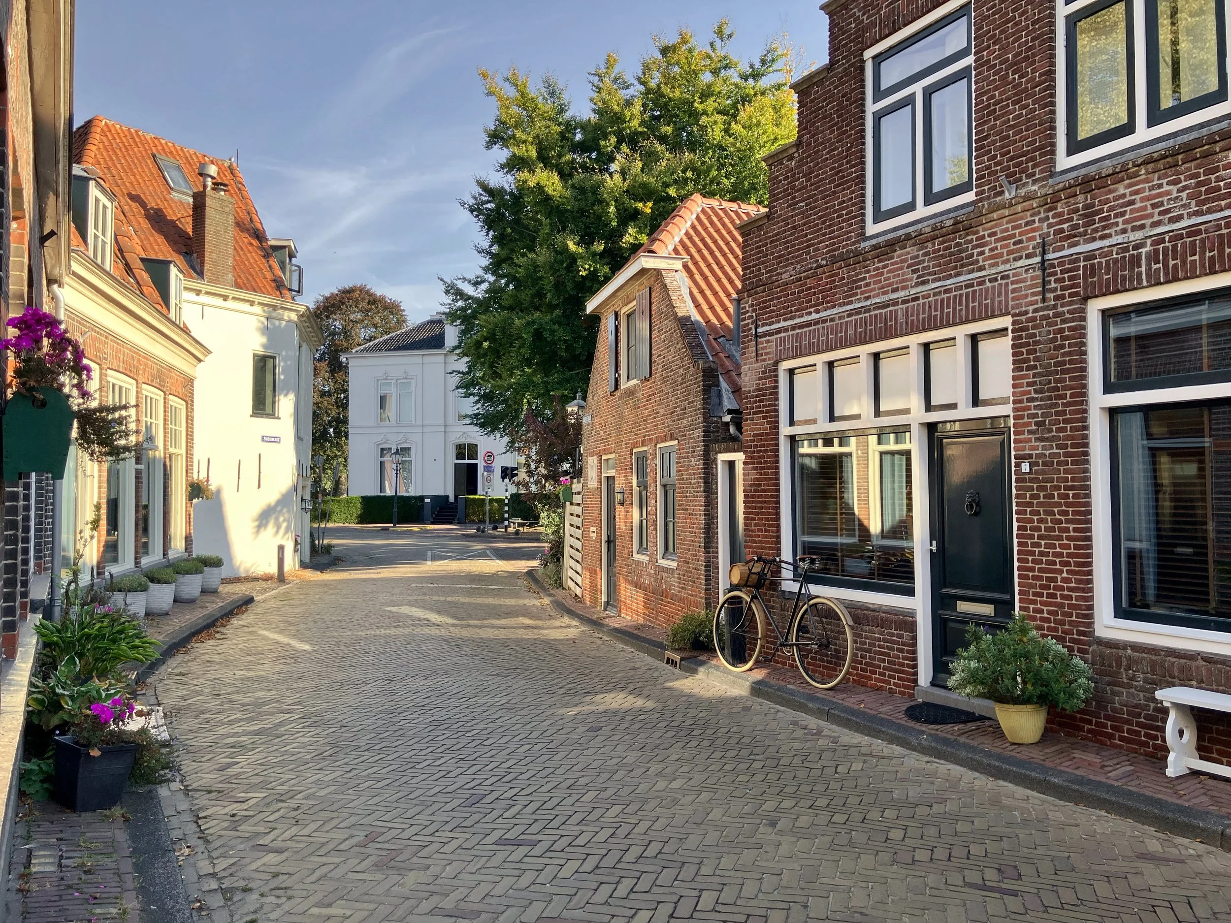 Historische straat in Blokzijl met bakstenen woningen en fiets voor de deur. Blokzijl Zuiderstraat