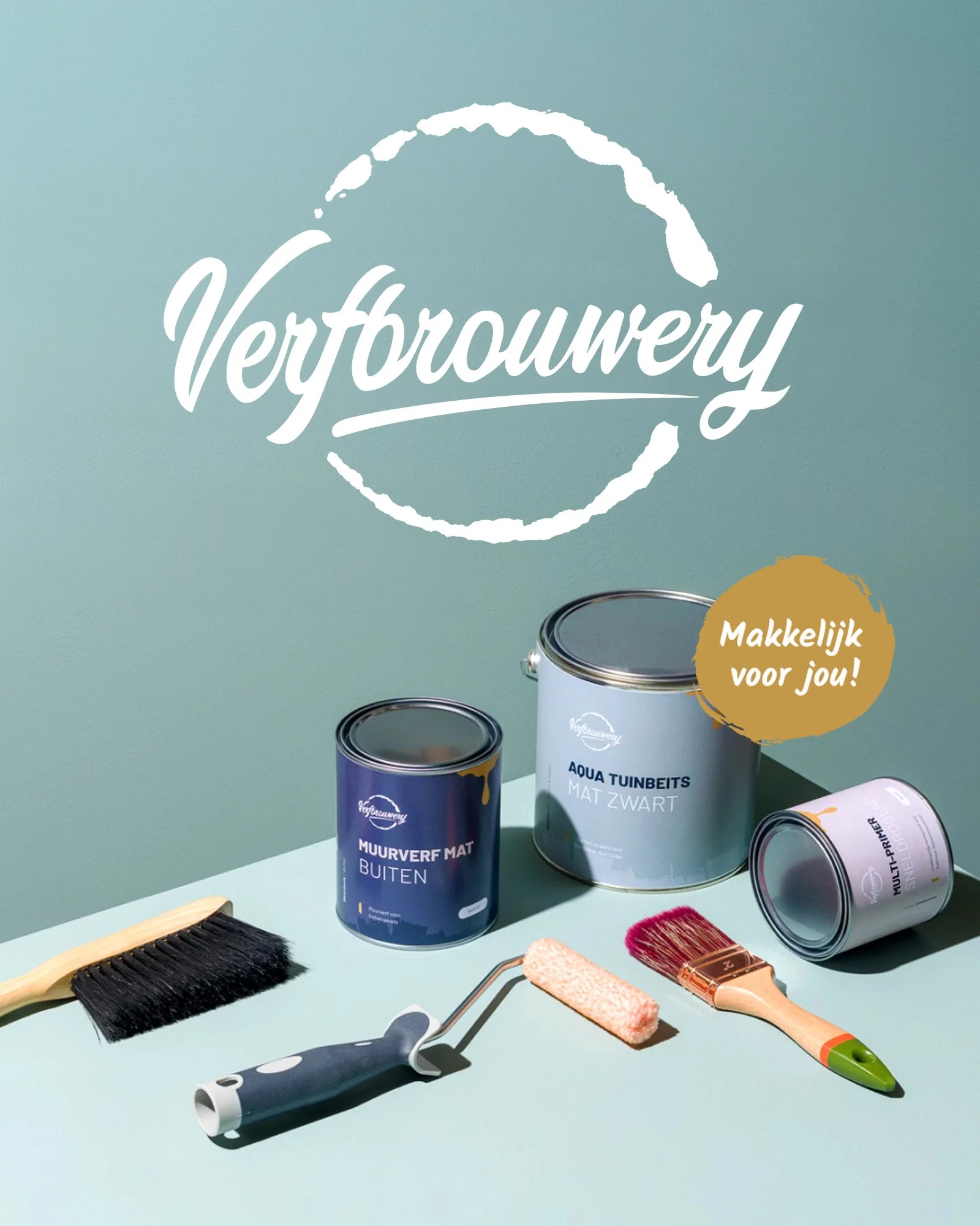Paint cans, paint roller, brushes, and a paint comb on a light green surface with a light blue wall behind, displaying the text 'VerfBouwerij, Makkelijk voor jou!'