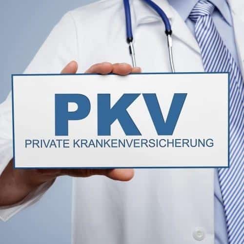 Ein Arzt hält ein Schild mit der Aufschrift 'PKV Private Krankenversicherung'.