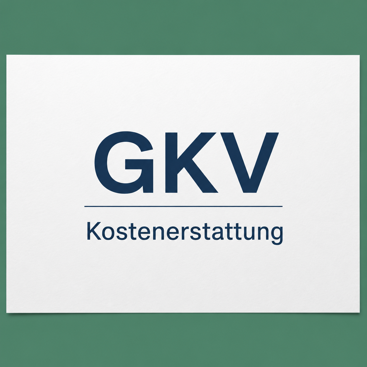 Schriftzug mit GKV Kostenübernahme auf weißem Hintergrund vor grünem Hintergrund.