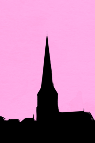 Silhouet van een kerktoren tegen een roze hemel.