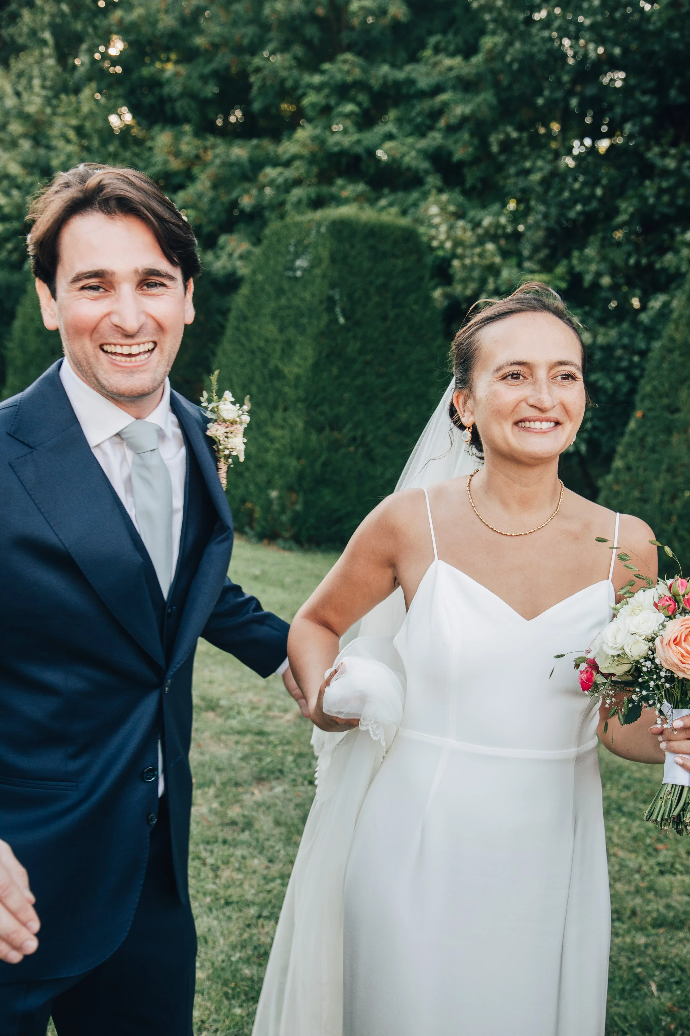 Couple de mariée en séance photo dans un jardin
