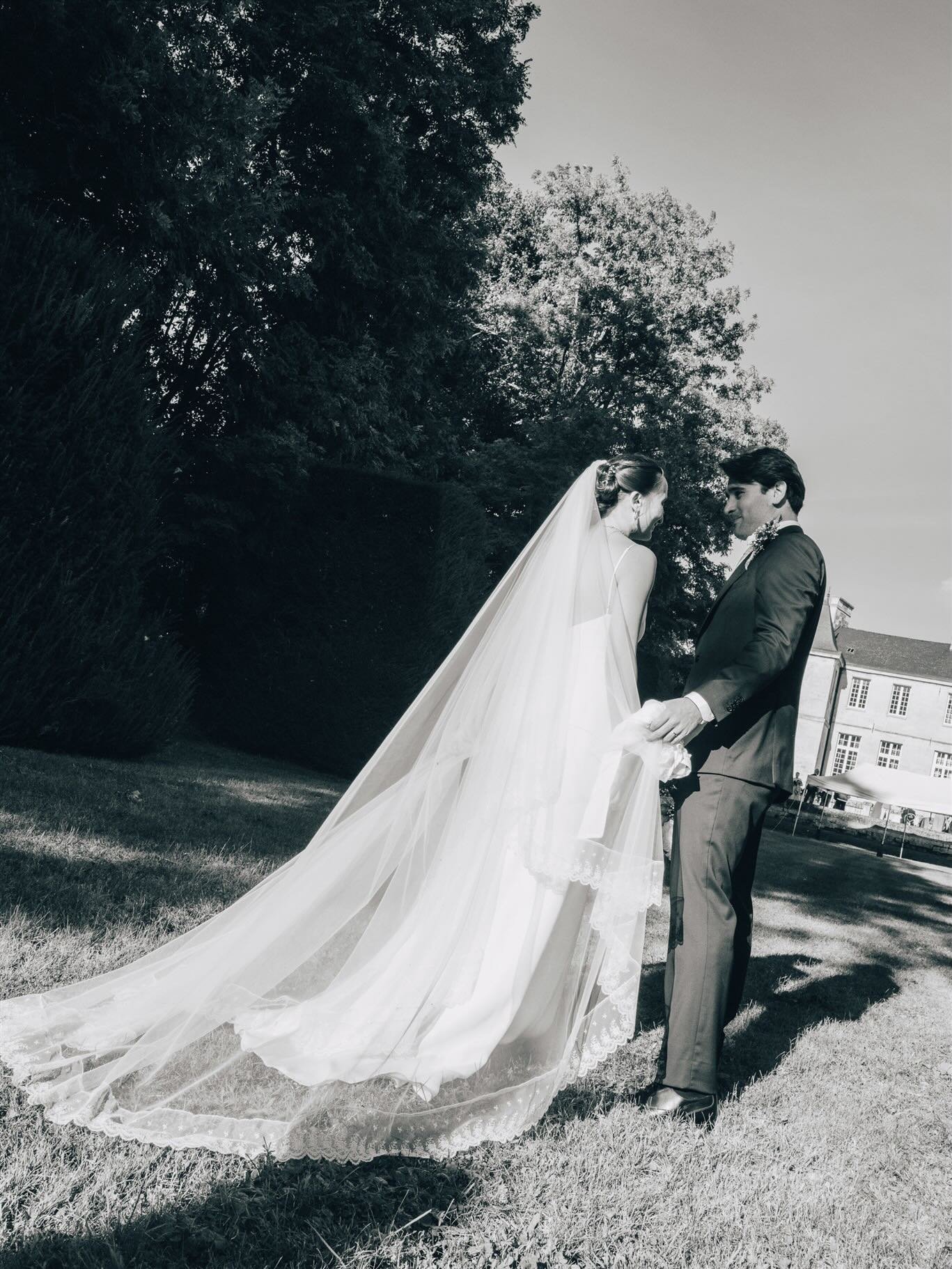 Ad&egrave;le &amp; Gauthier 🤍

Love le black &amp; white ! 

Les r&eacute;servations 2027 sont ouvertes, &eacute;crivez-moi, le calendrier se remplit 📸. 

#wedding #photodemariage #weddingphotography