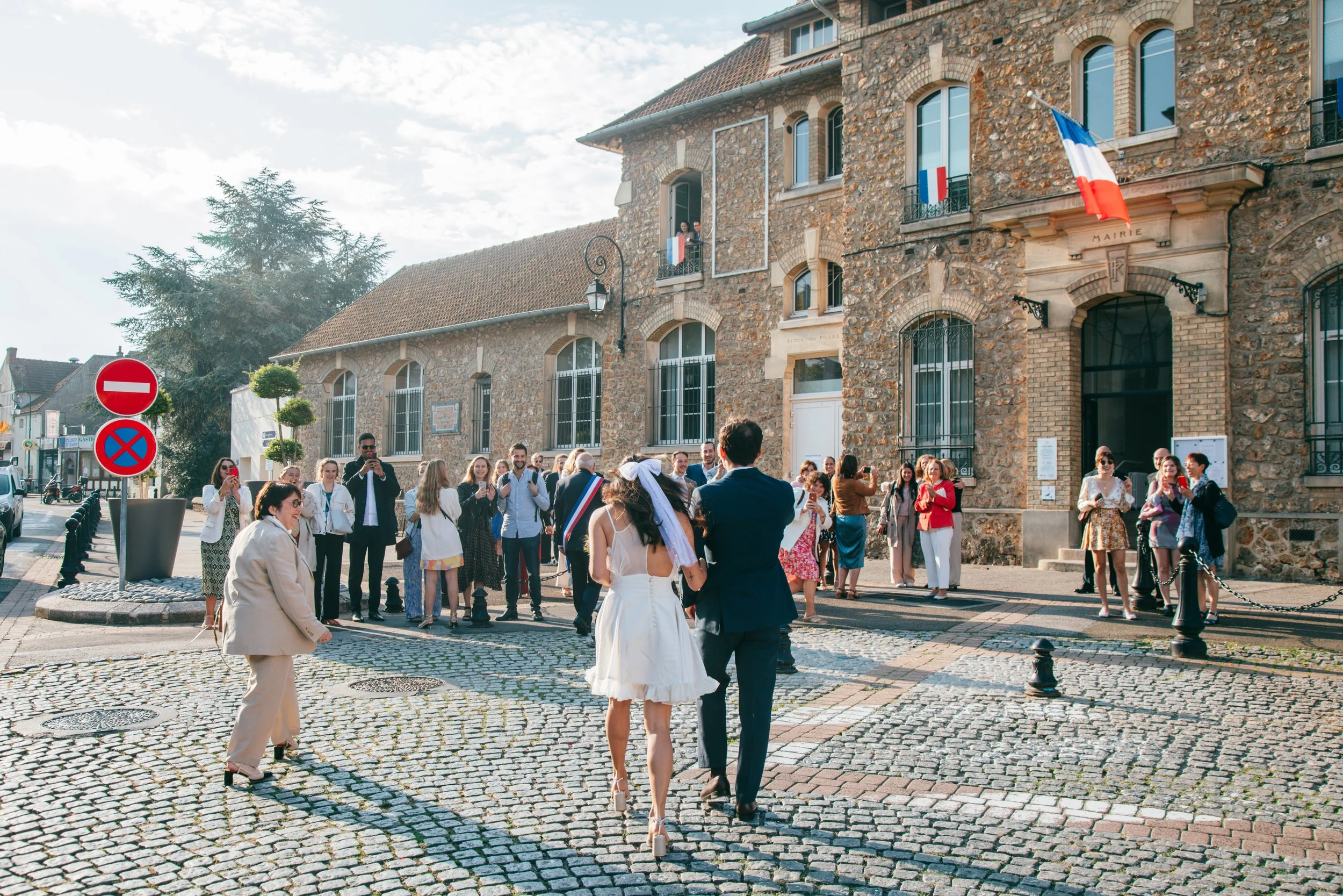 Couple de futurs mariés arrivant à la mairie