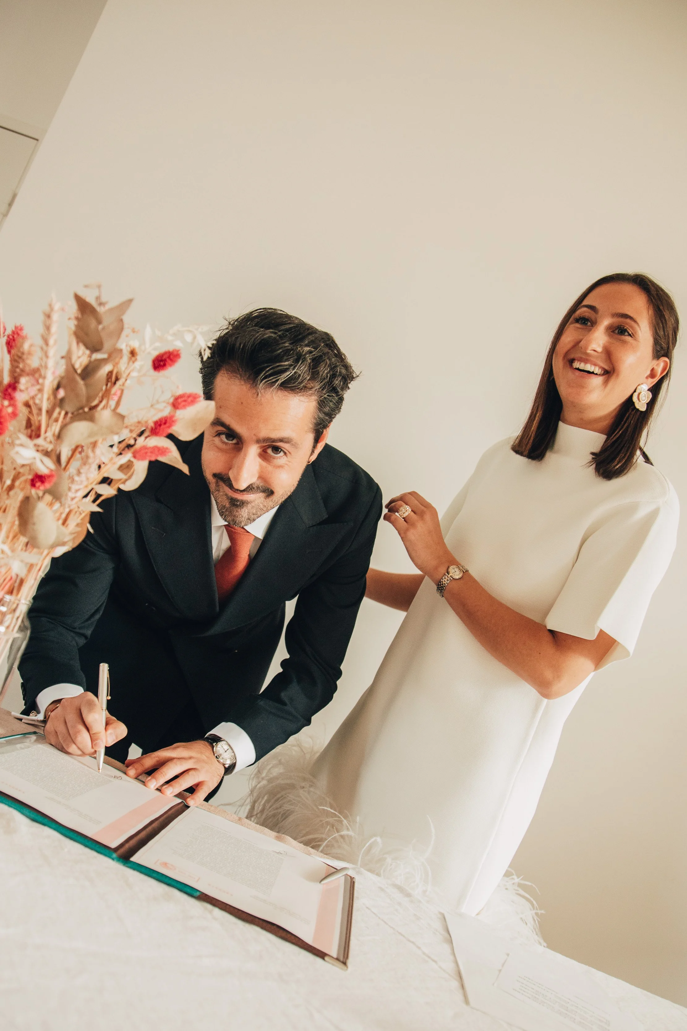 Signature des registres de l'état civil à la mairie lors d'un mariage