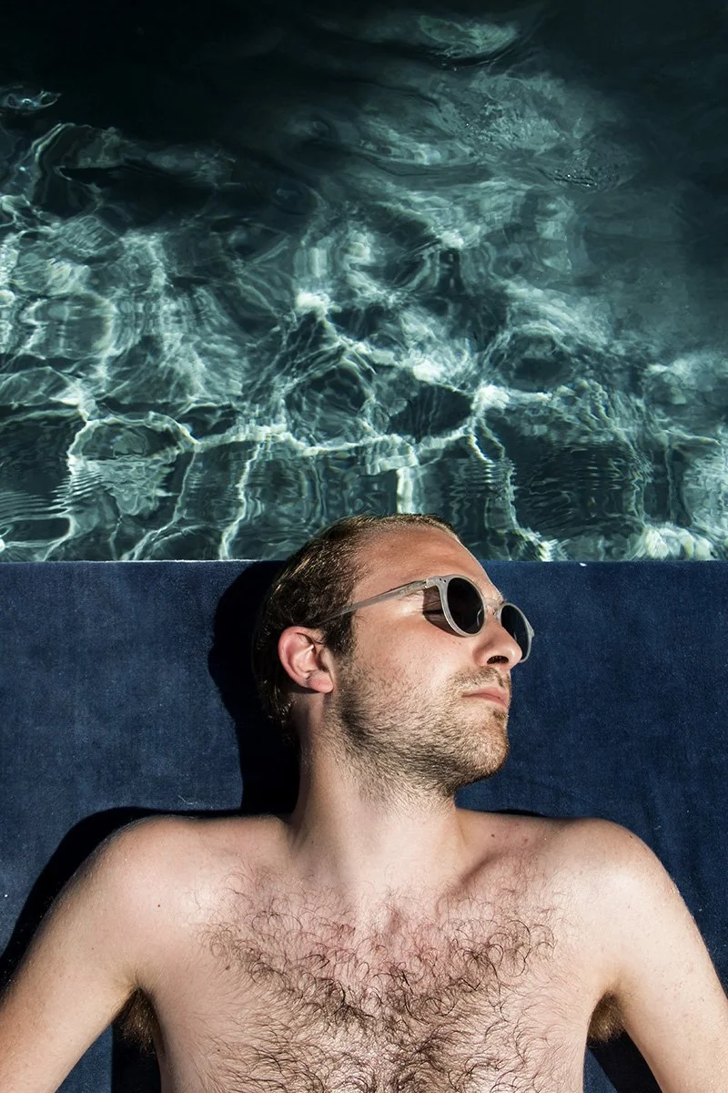 Homme allongé dans une piscine