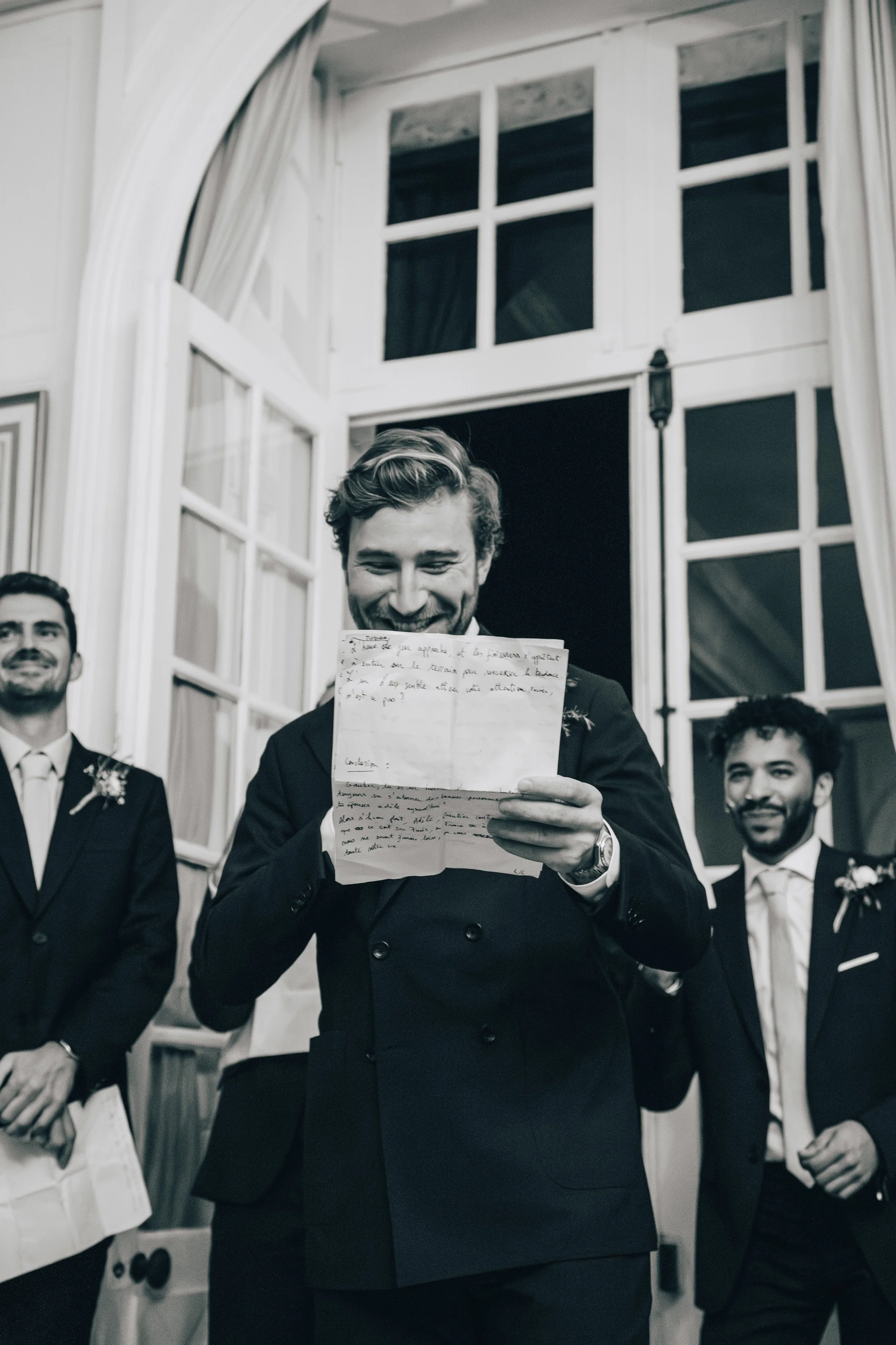 Jeune homme en costume faisant un discours lors d'un dîner de mariage