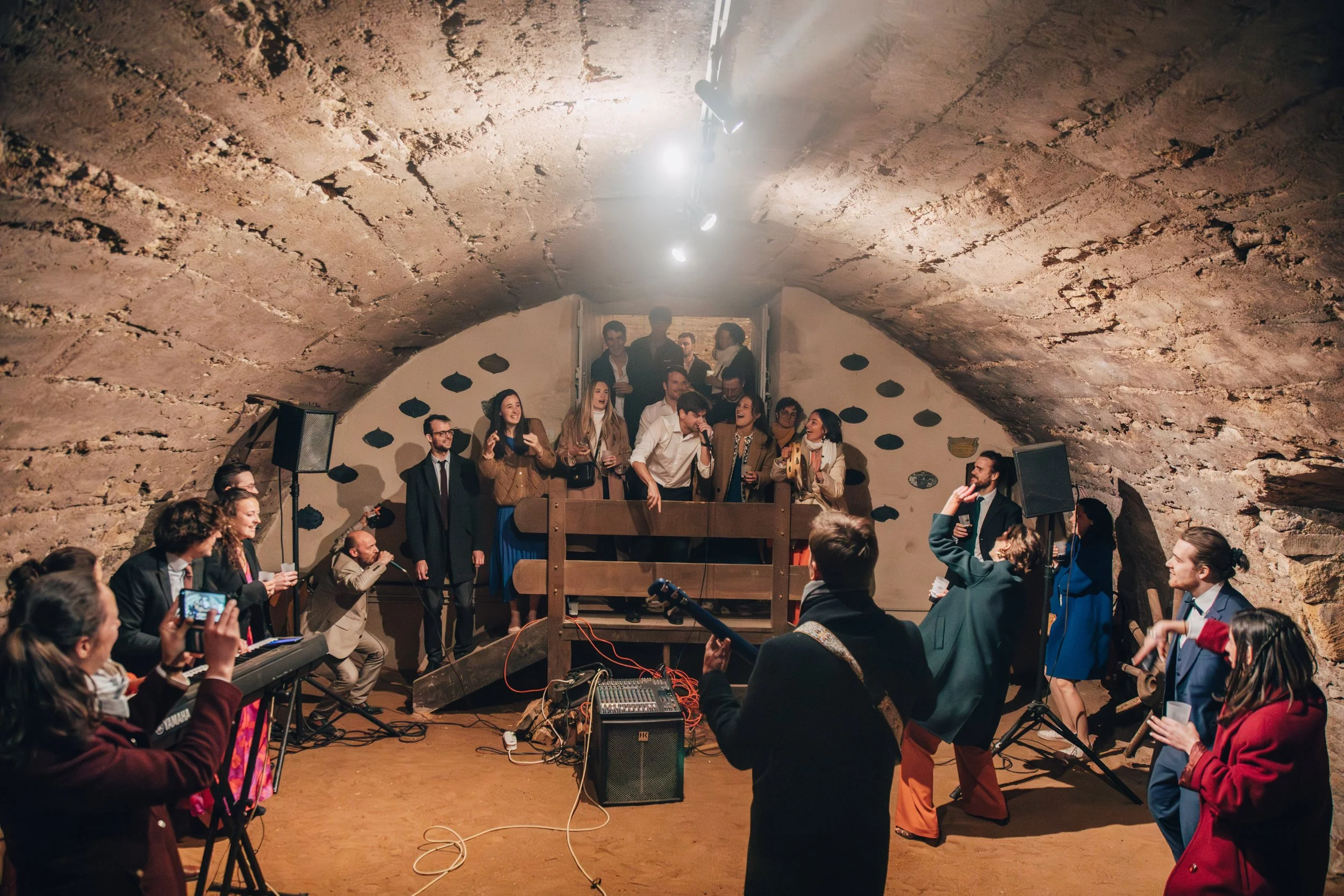 Groupes d'amis dans une cave voutée