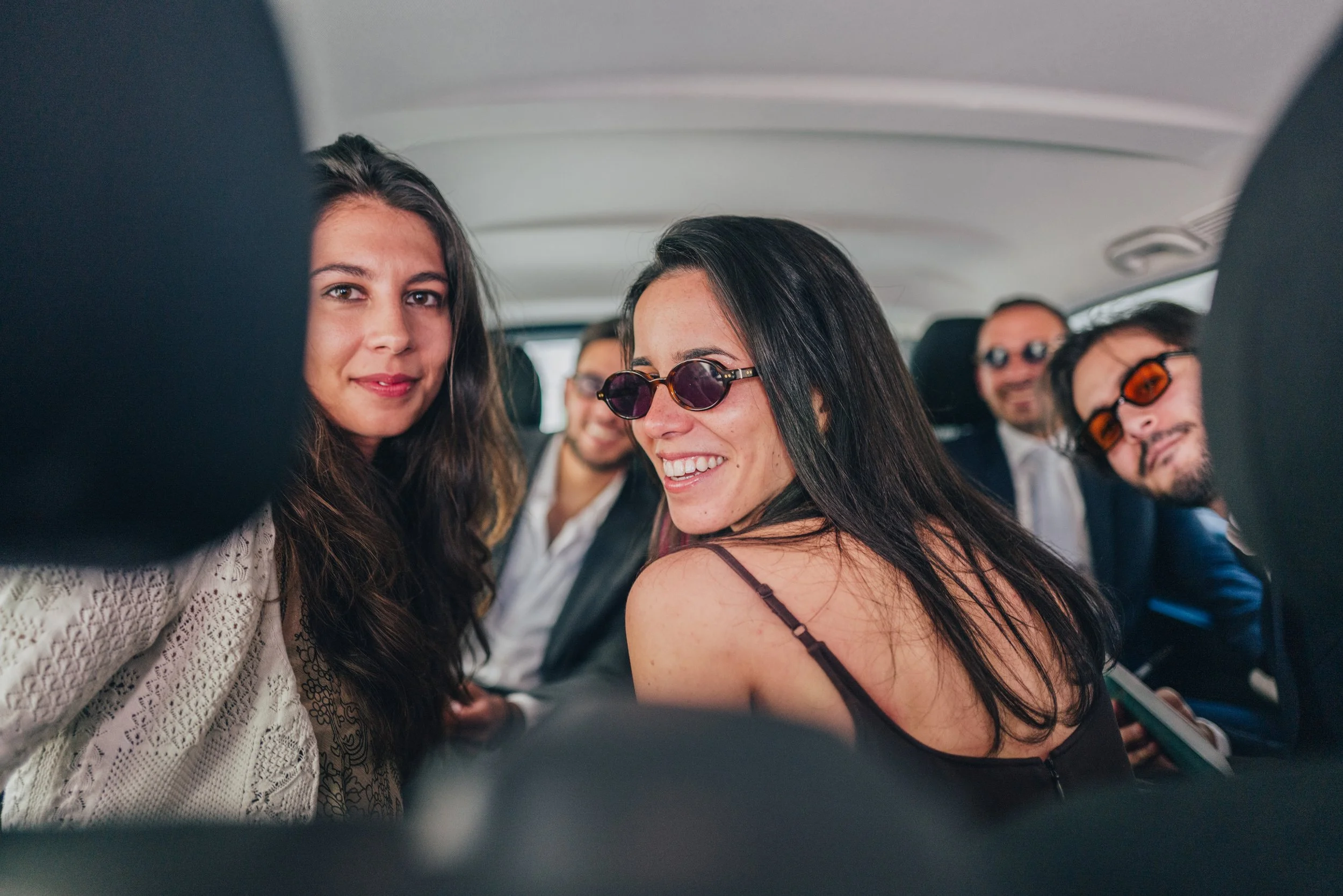 Amis des mariés dans un bus