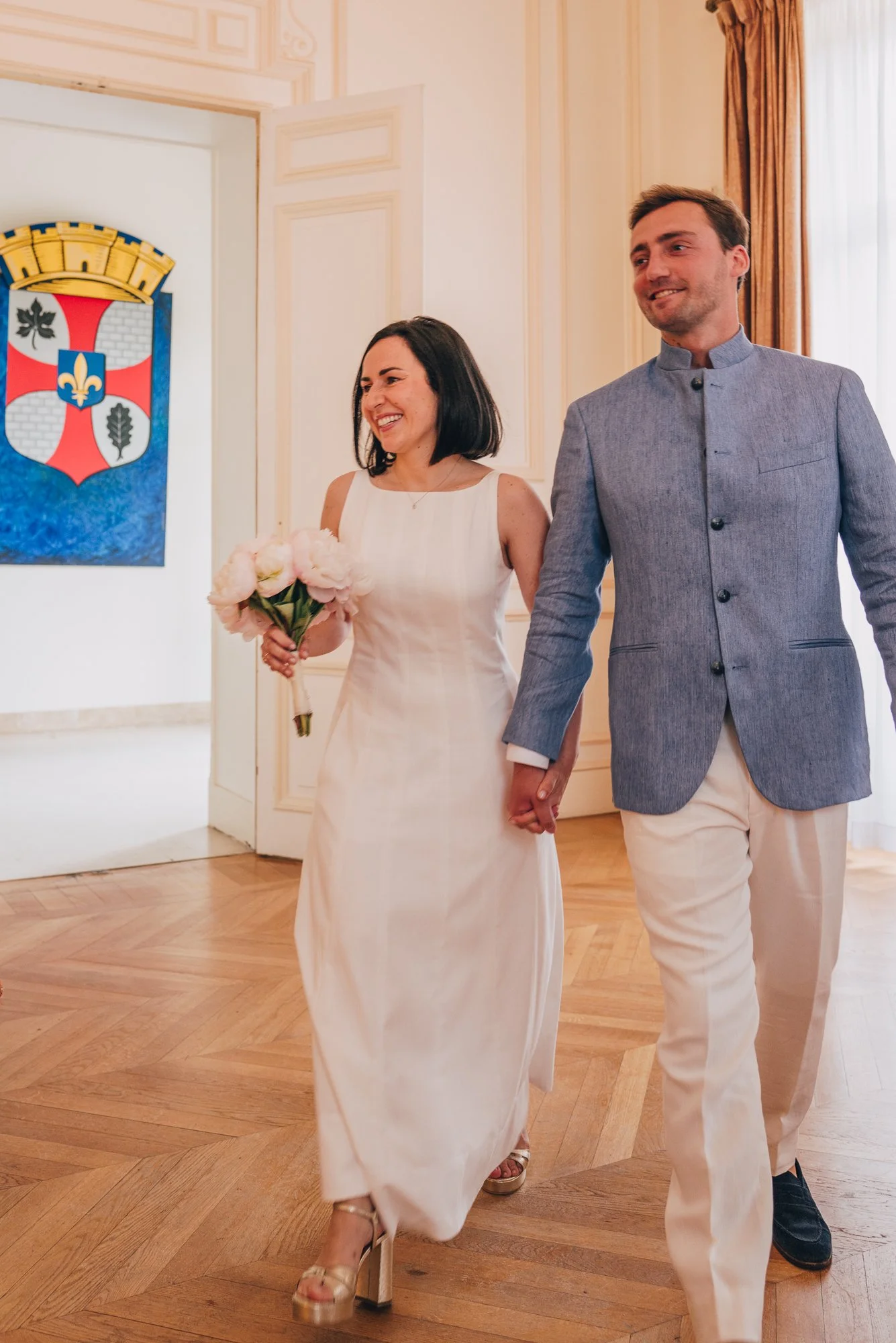 Couple de mariés à la mairie
