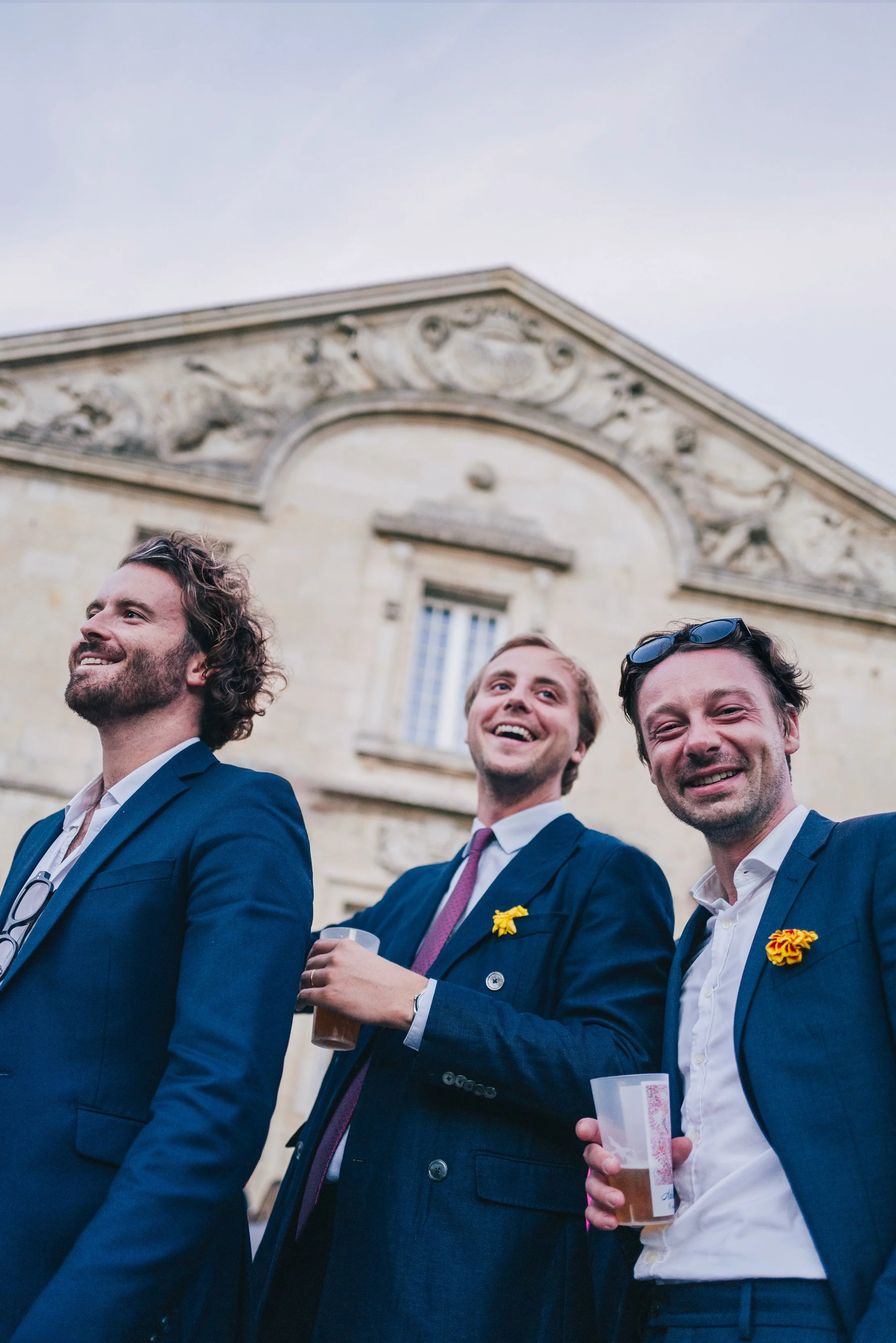 Trois hommes en costume lors d'un mariage