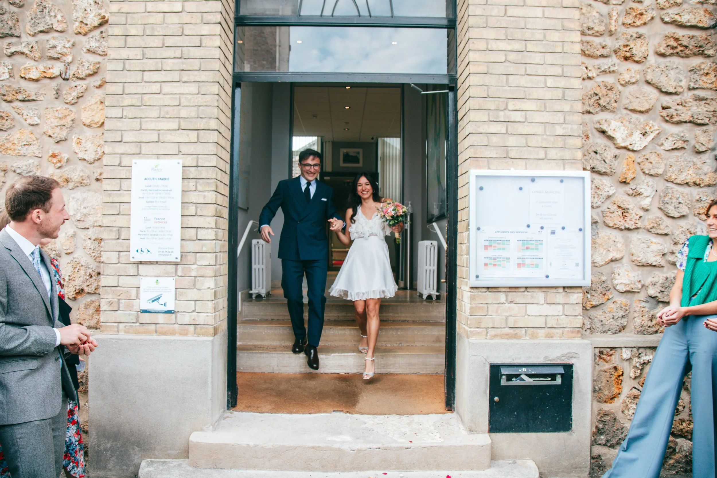 Couple de mariés sortant de la mairie en se tenant la main