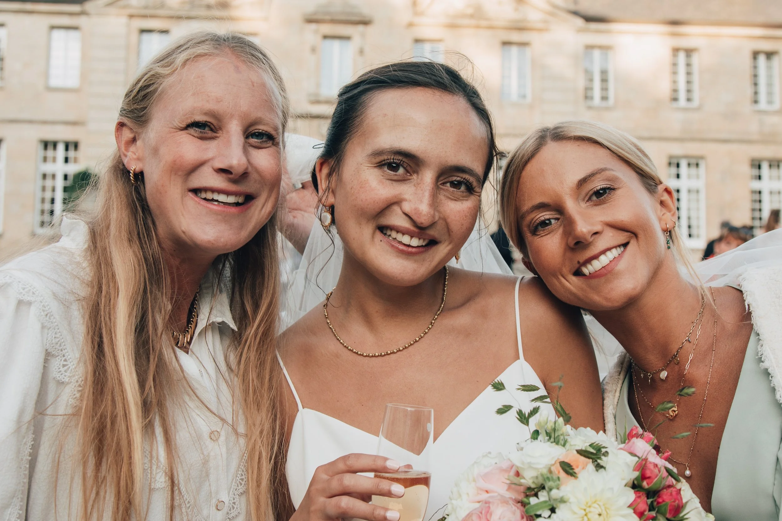 Photographie de la mariée avec ses demoiselles d'honneur