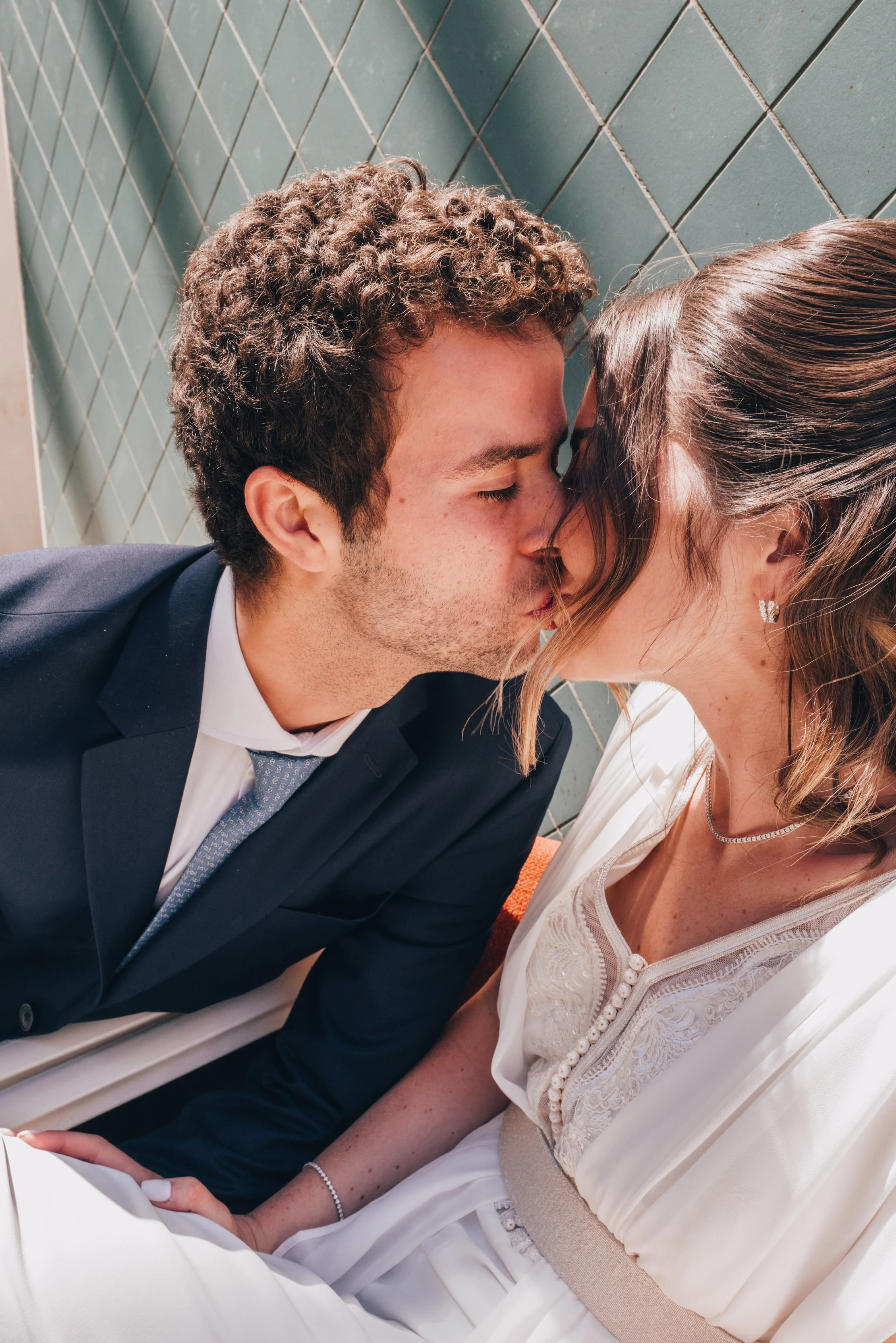 Couple de jeunes mariés s'embrassant