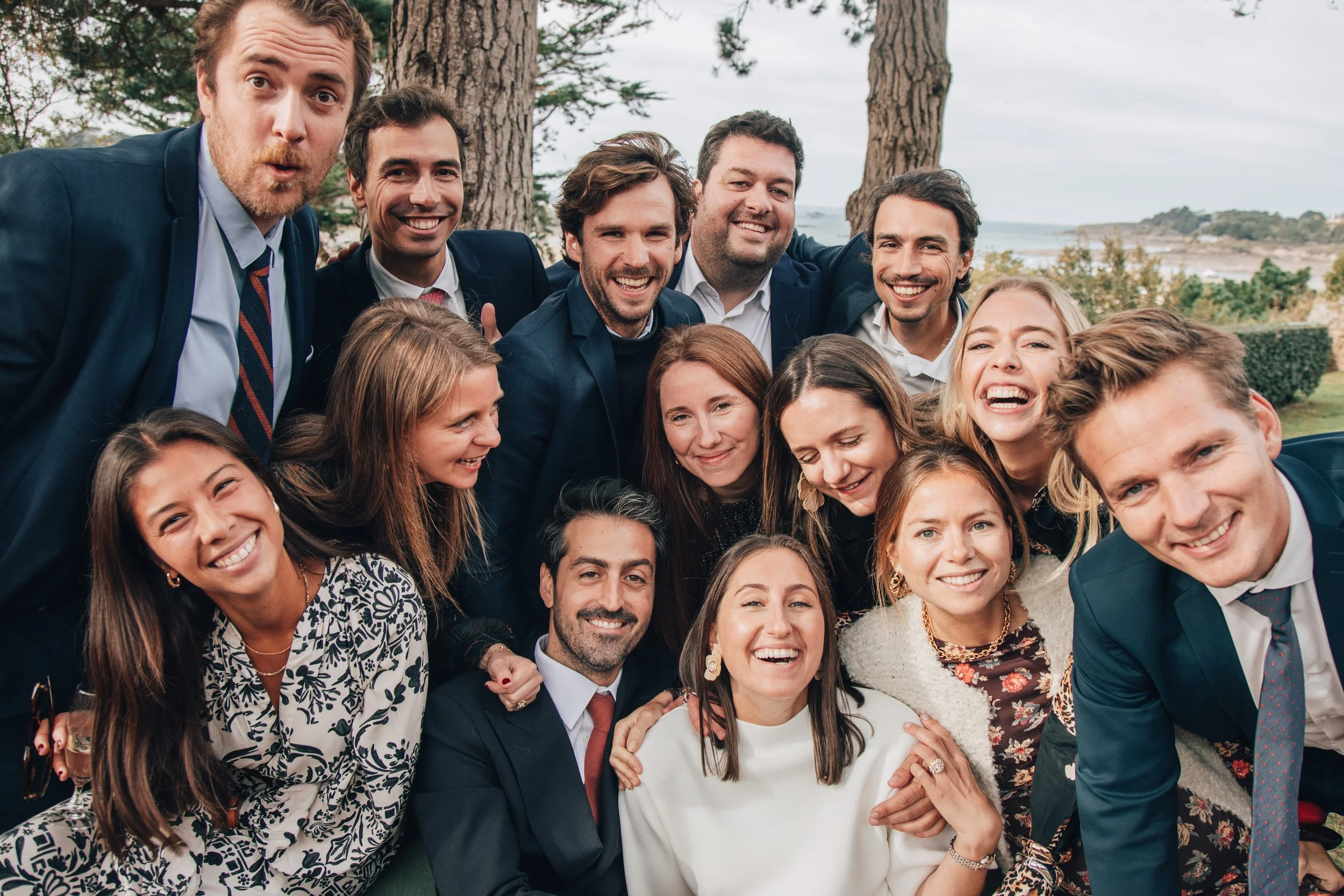 Photographie de jeunes mariés entourés de leur amis 