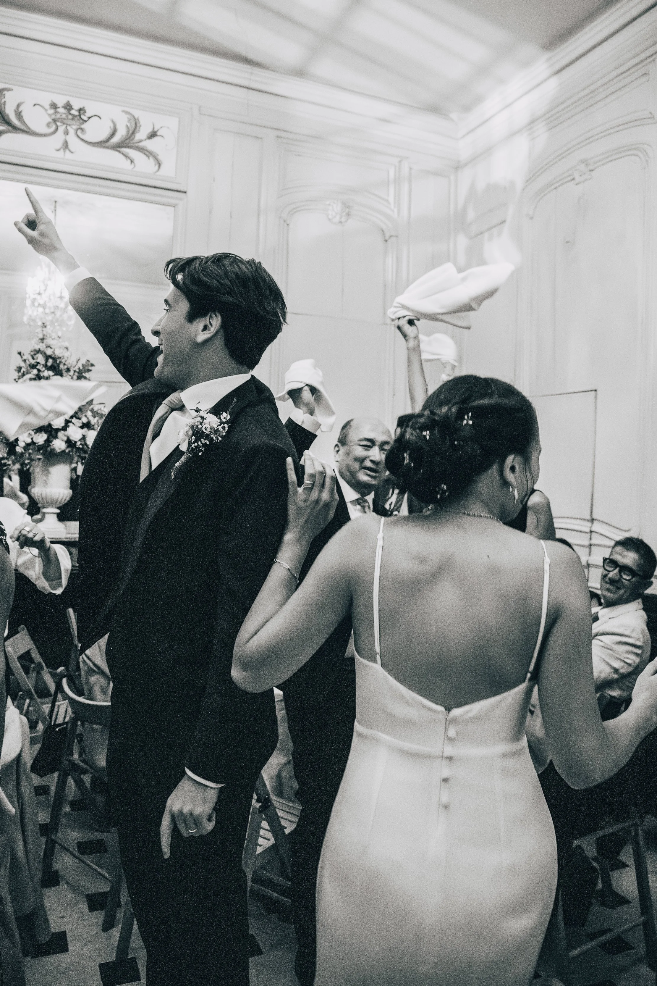 Scène de danse lors d'un mariage avec plusieurs couples sur la piste

