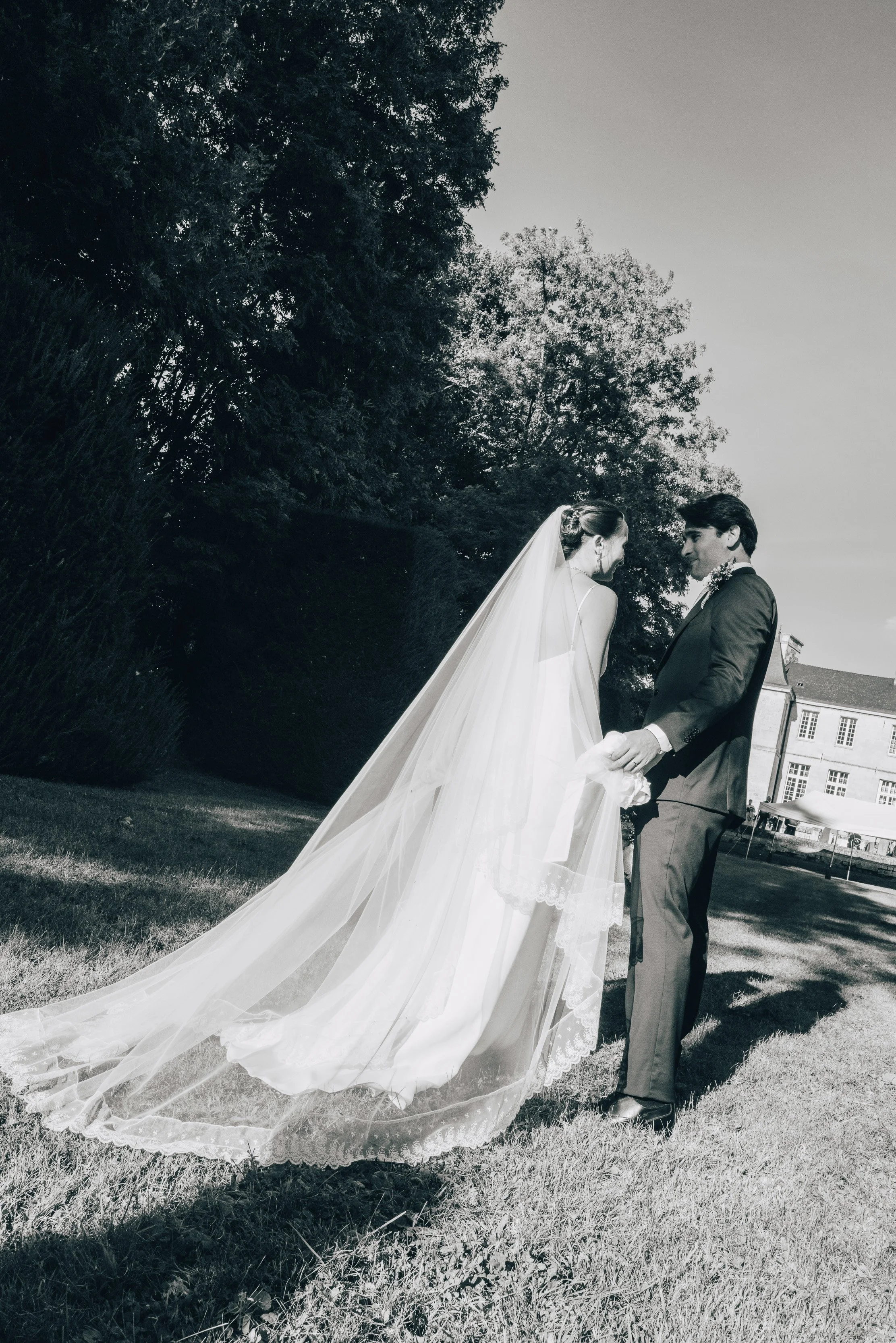 Couple de mariés en reportage photo dans un parc